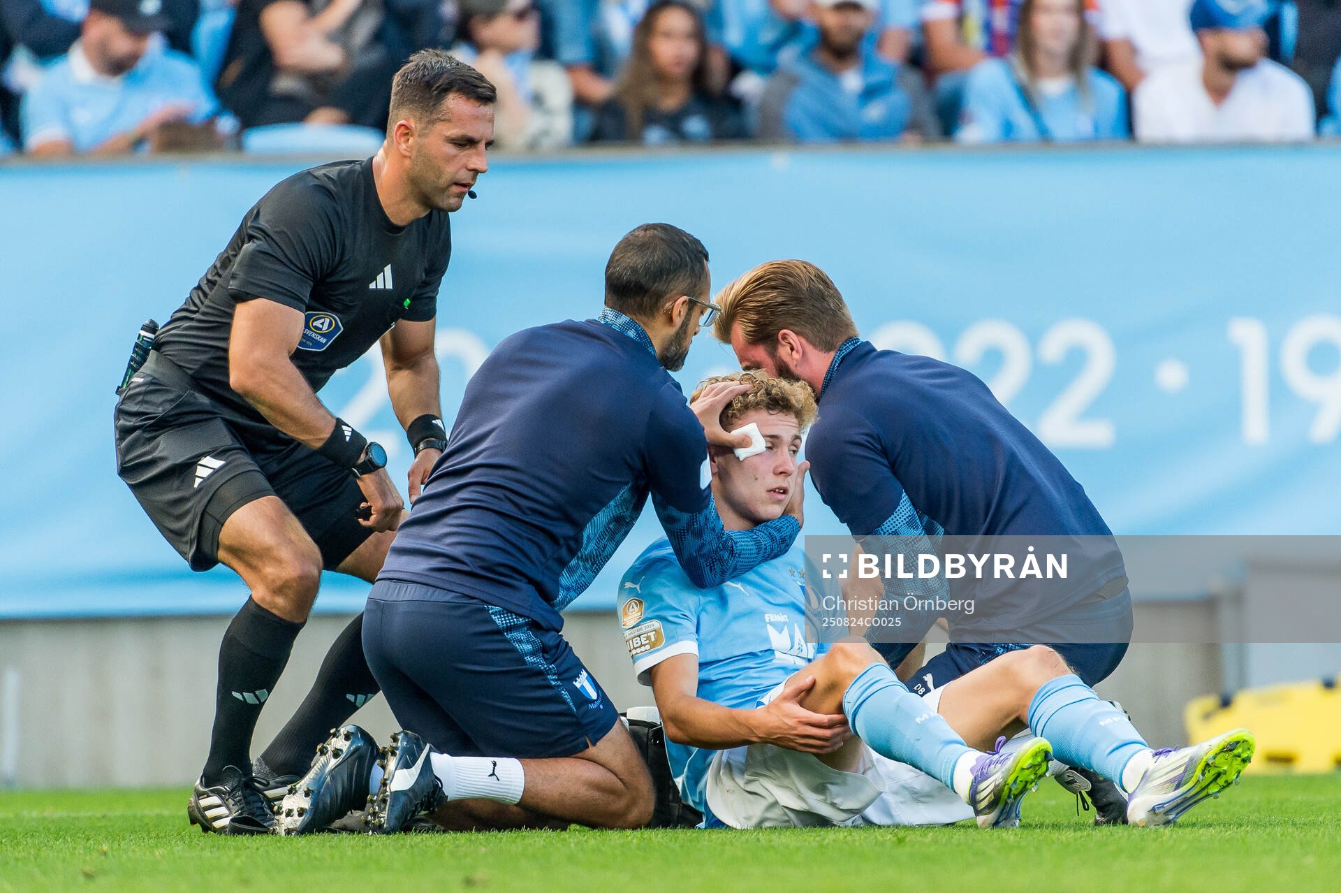 Malmö FFs Hugo Bolin har ont och får vård