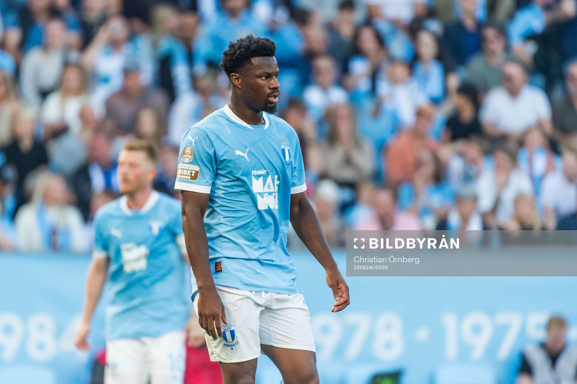 Malmö FFs Emmanuel Ekong deppar