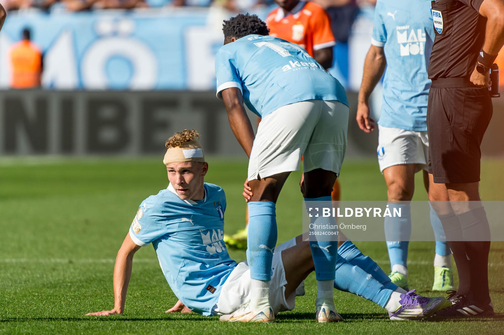 Malmö FFs Hugo Bolin lämnar planen
