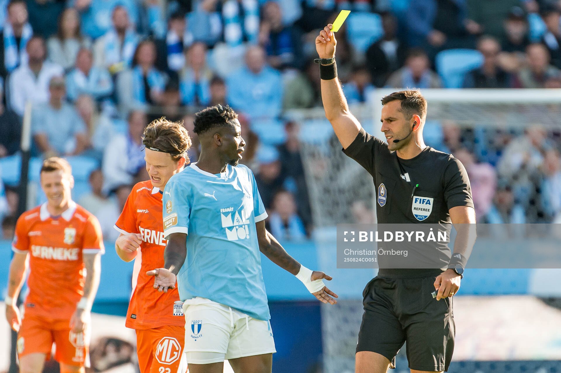 Malmö FFs Salifou Soumah tilldelas ett gult kort av domare