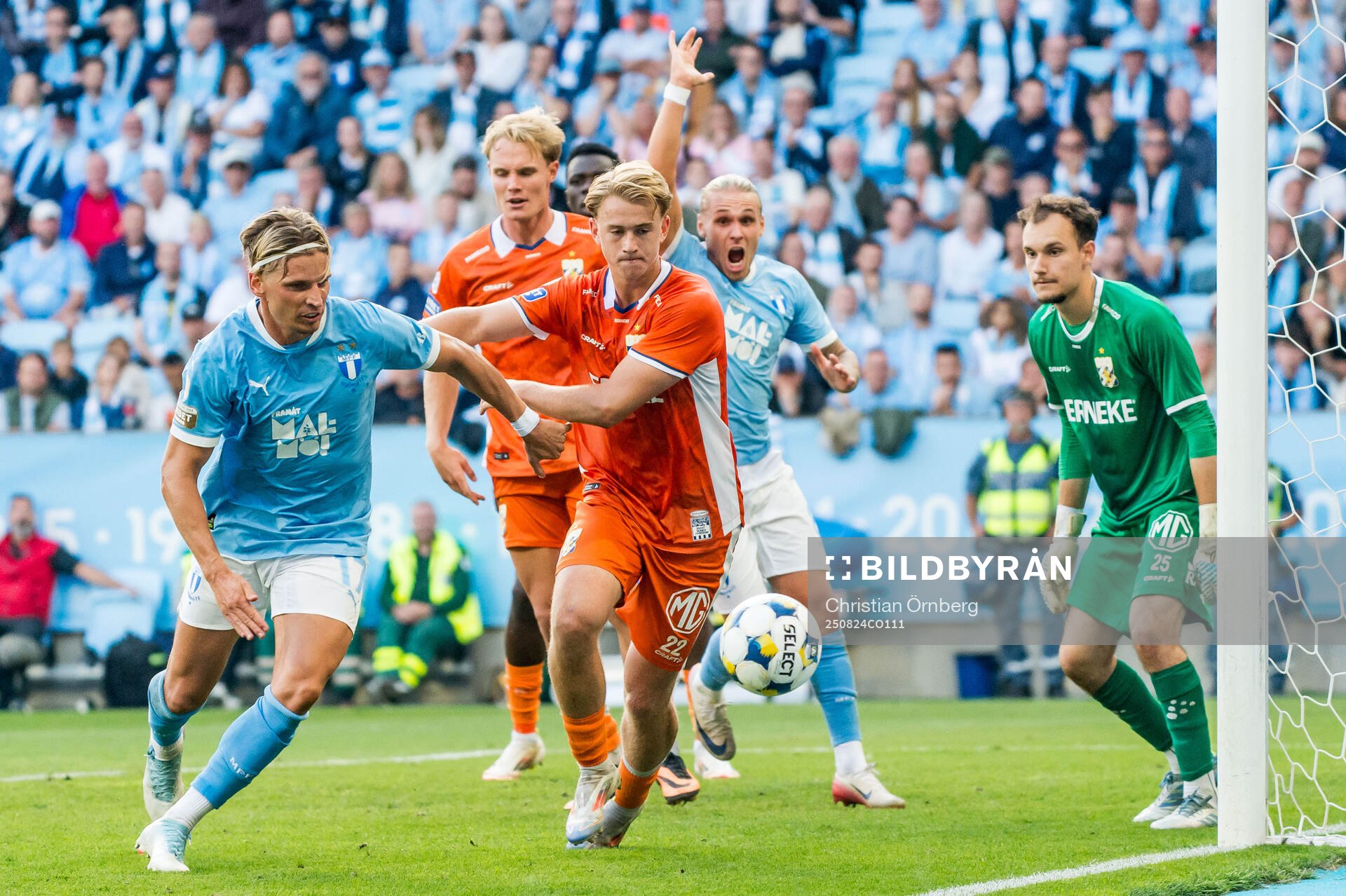 Malmö FFs Jens Stryger Larsen och IFK Göteborgs Noah Tolf
