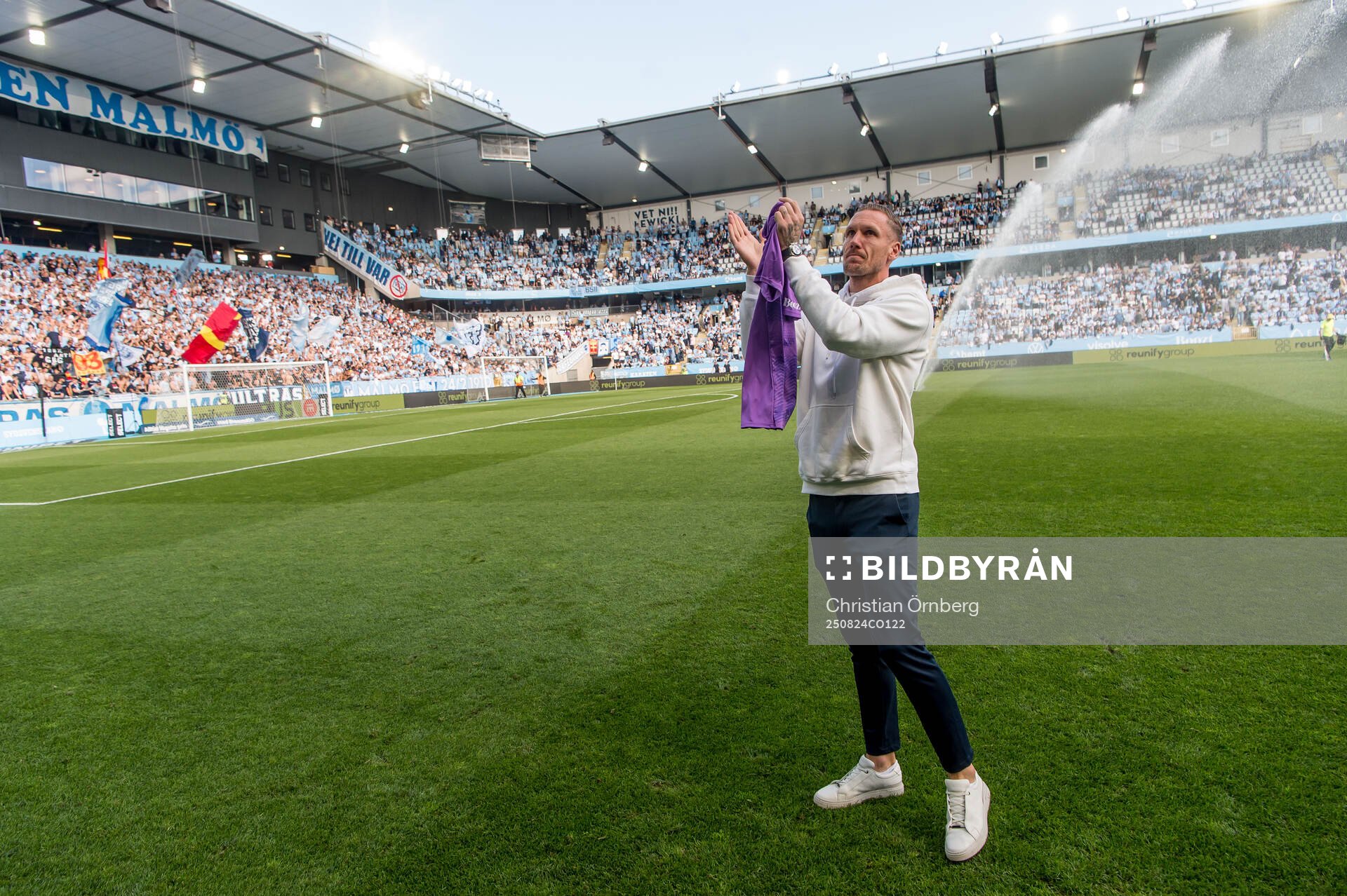 Malmö FFs målvakt Robin Olsen hyllades för 100 matcher i