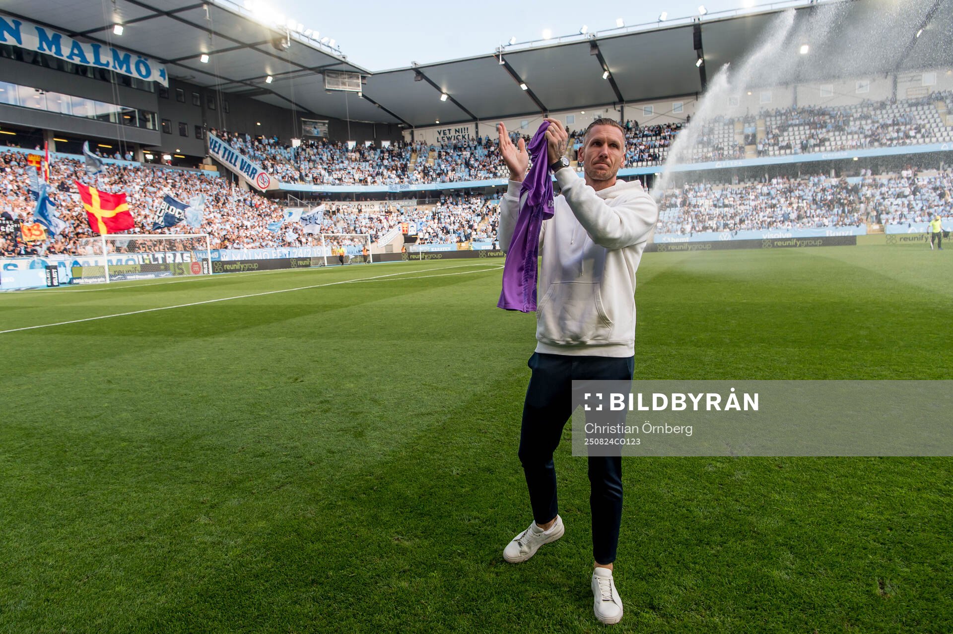 Malmö FFs målvakt Robin Olsen hyllades för 100 matcher i