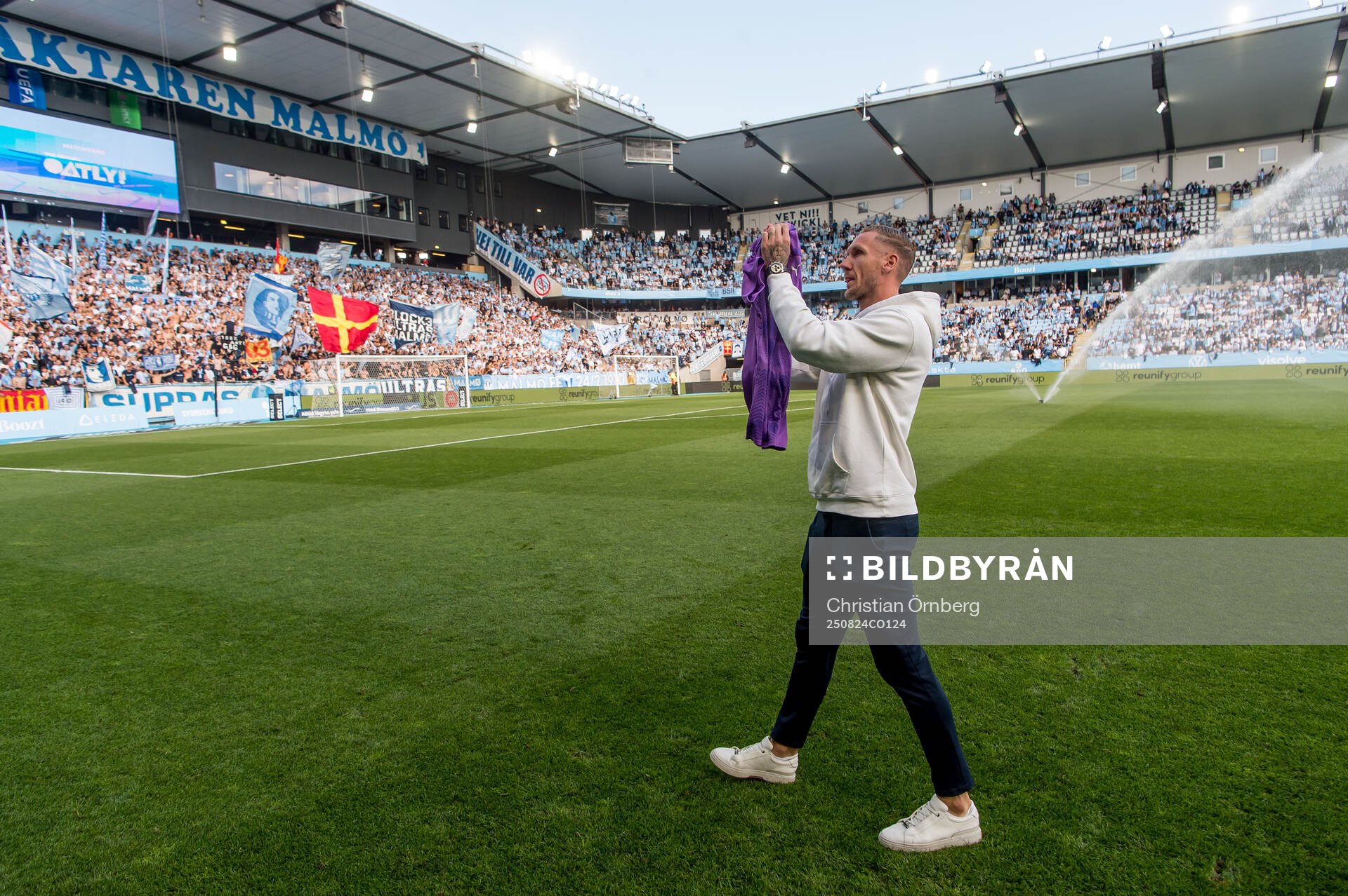 Malmö FFs målvakt Robin Olsen hyllades för 100 matcher i
