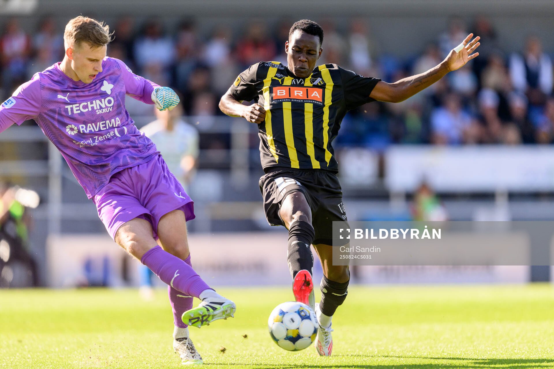 Värnamos målvakt Hugo Keto och Häckens John Paul Dembe