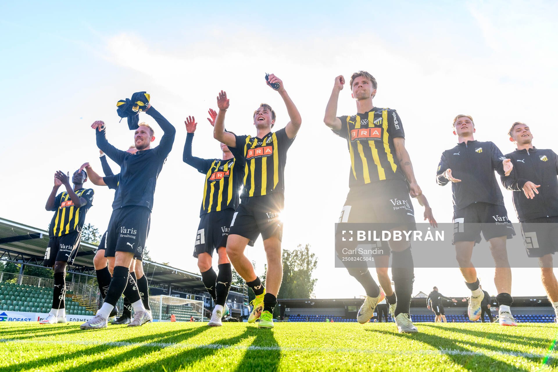 Häckens spelare jublar