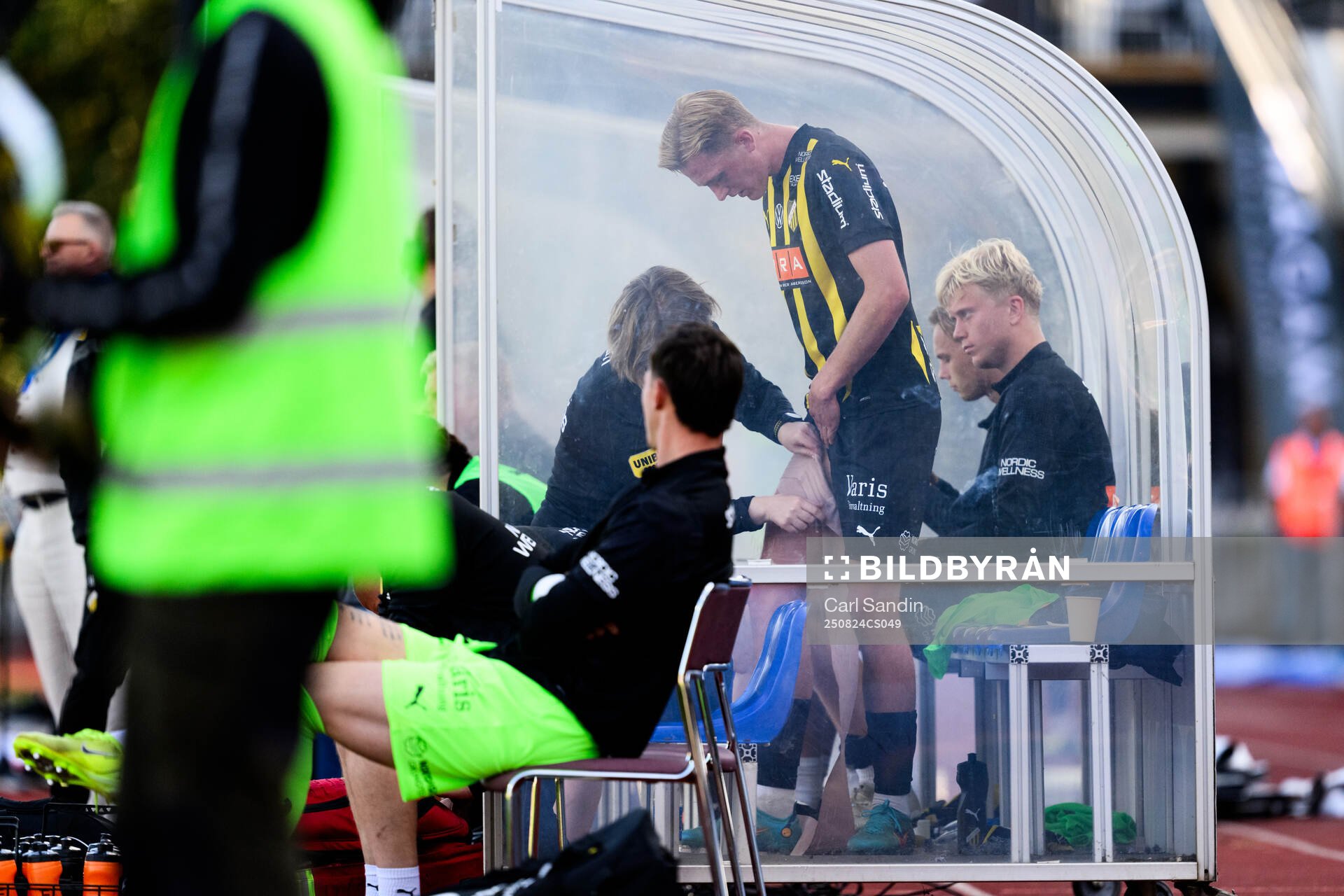 Häckens Olle Samuelsson får sitt ben lindat