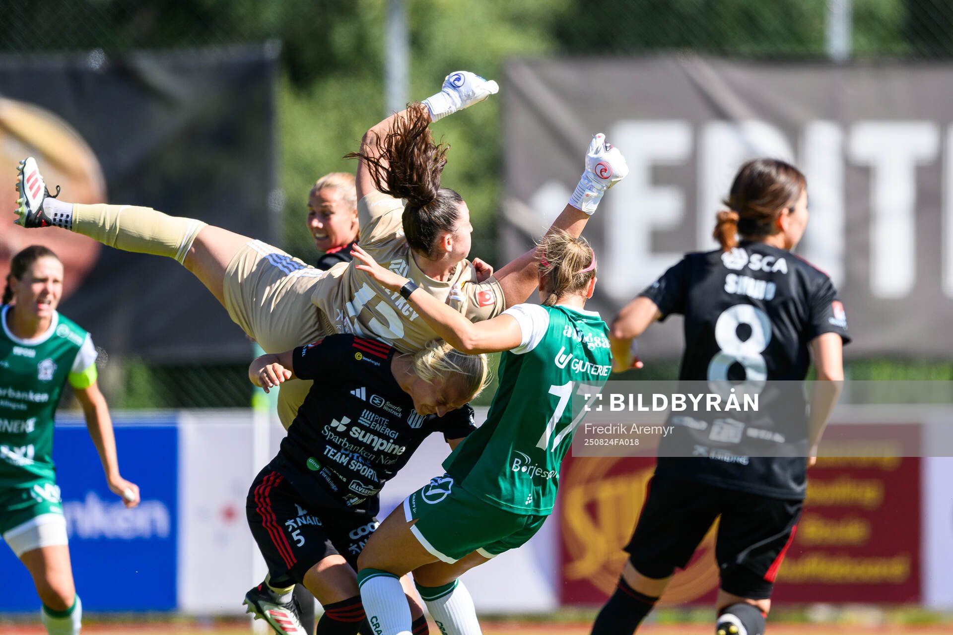 Piteås målvakt Lauren Brzykcy och Wilma Carlsson
