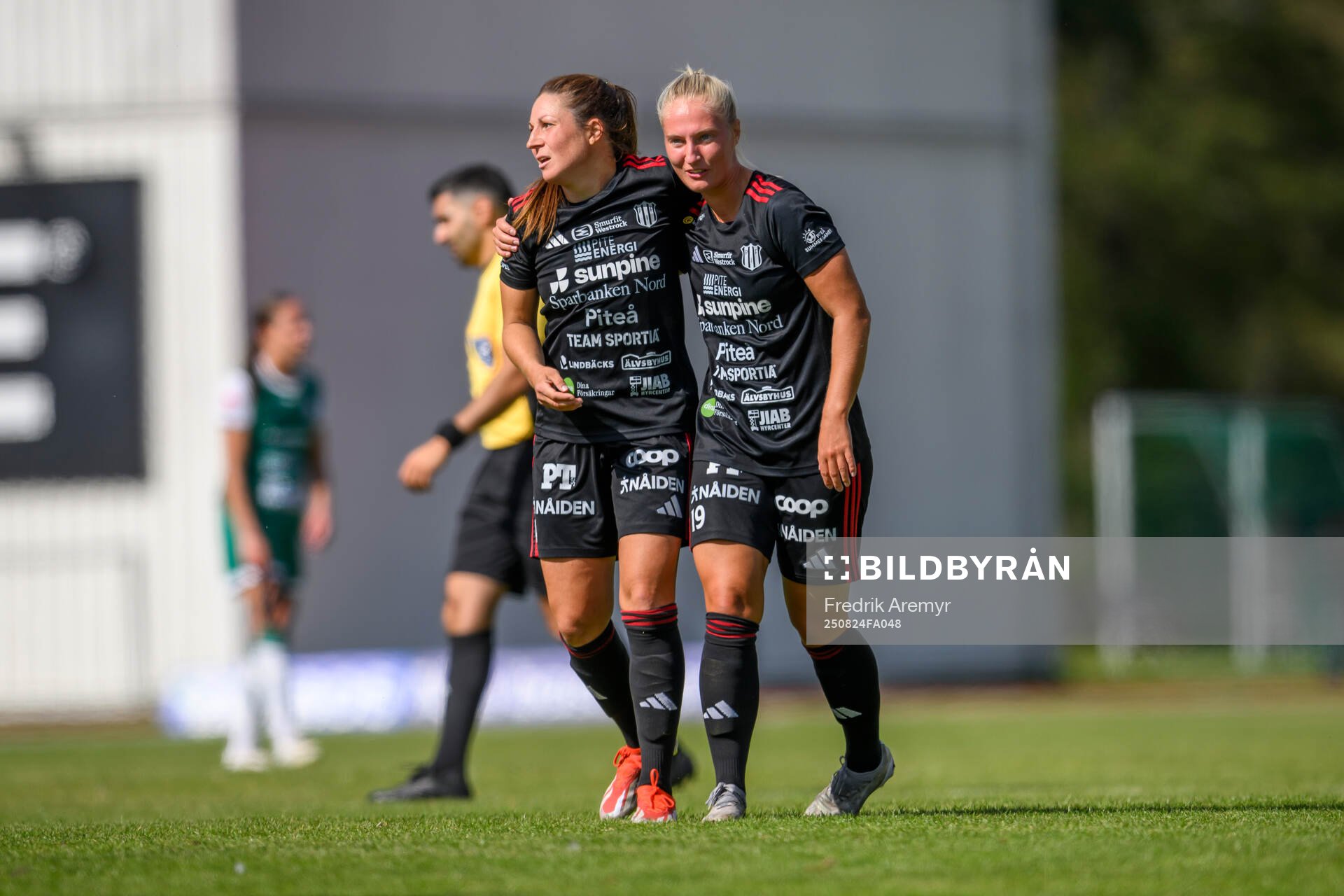 Piteås Josefin Johansson och Emma Viklund jublar
