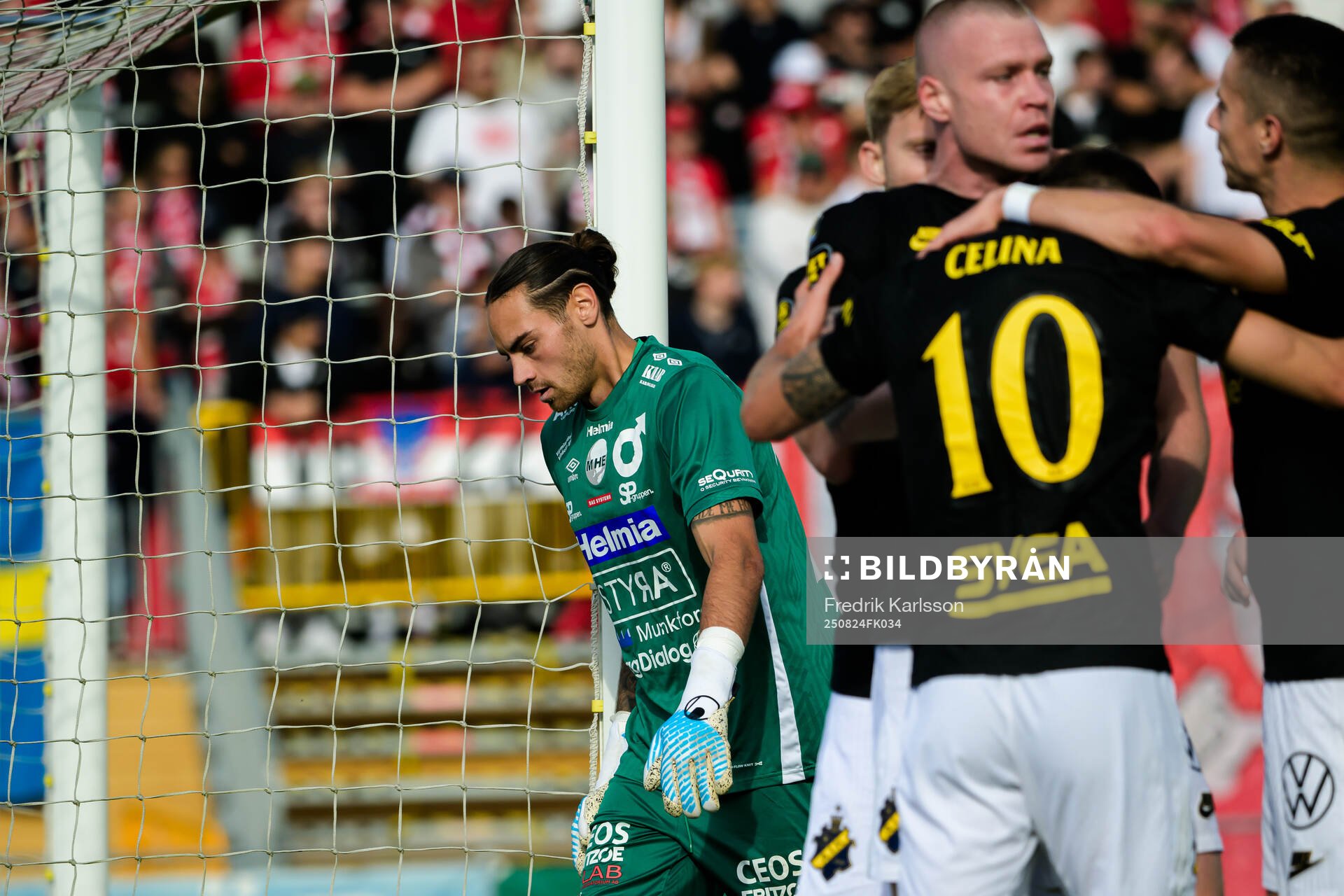 Degerfors målvakt Matvei Igonen deppar