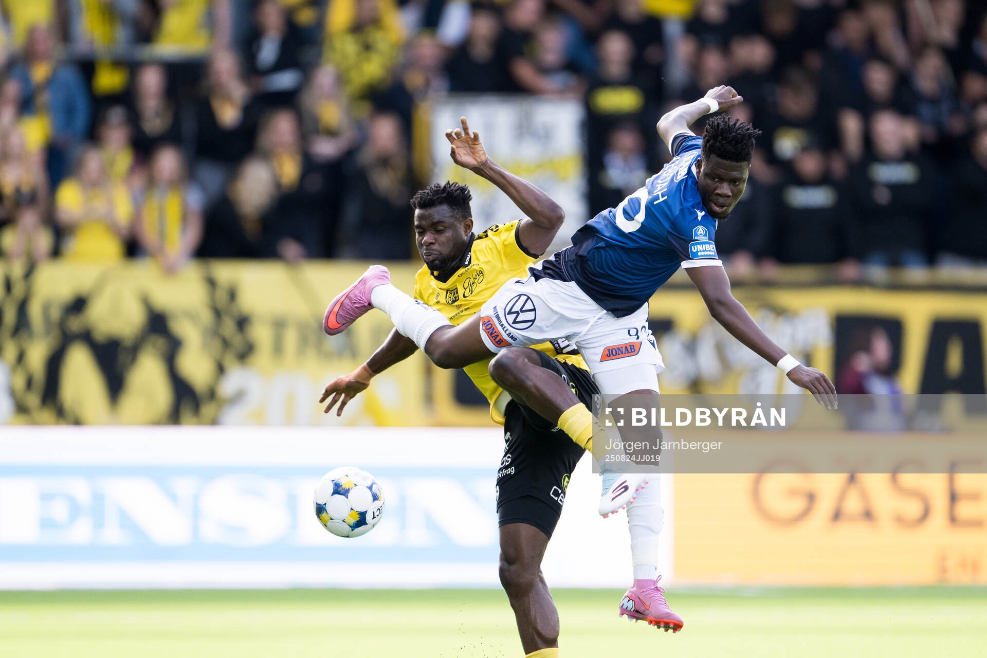Elfsborgs Ibrahim Buhari och Halmstads Emmanuel Yeboah