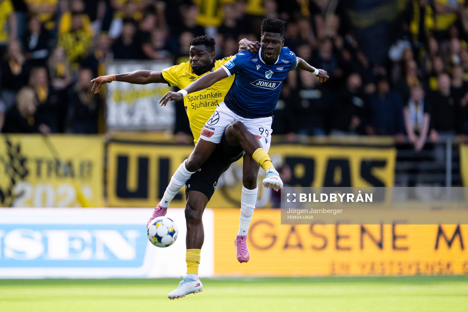 Elfsborgs Ibrahim Buhari och Halmstads Emmanuel Yeboah