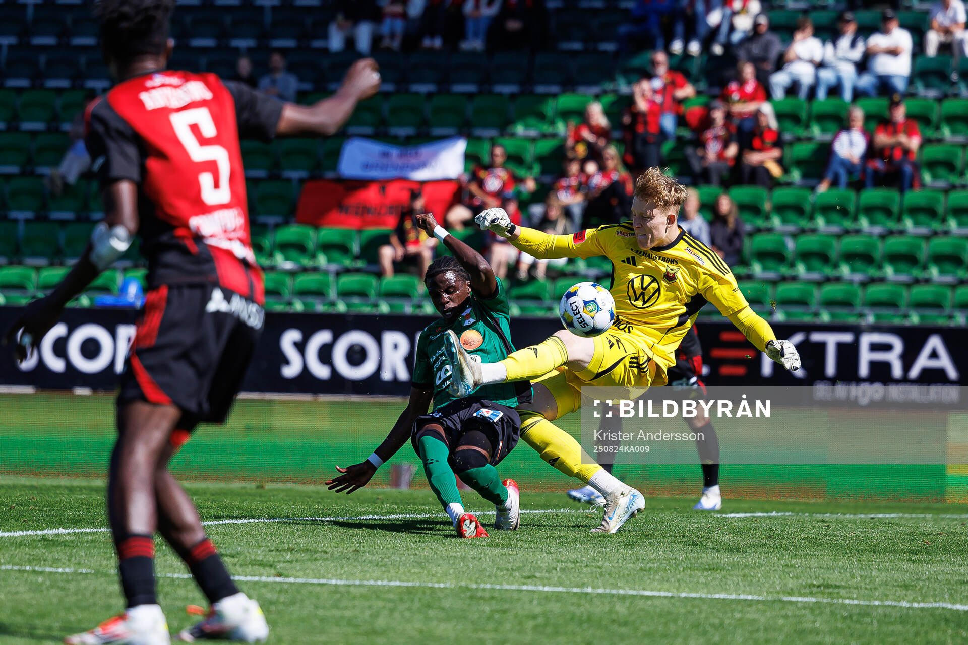 Varbergs Calvin Kabuye och Östersunds målvakt Rasmus
