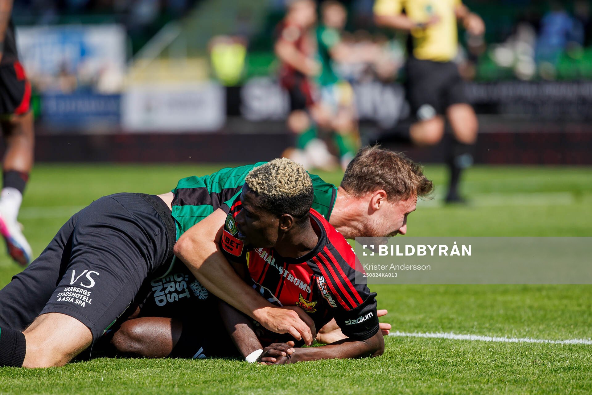 Östersunds Assiedou Yannick Armel Adjoumani och Varbergs