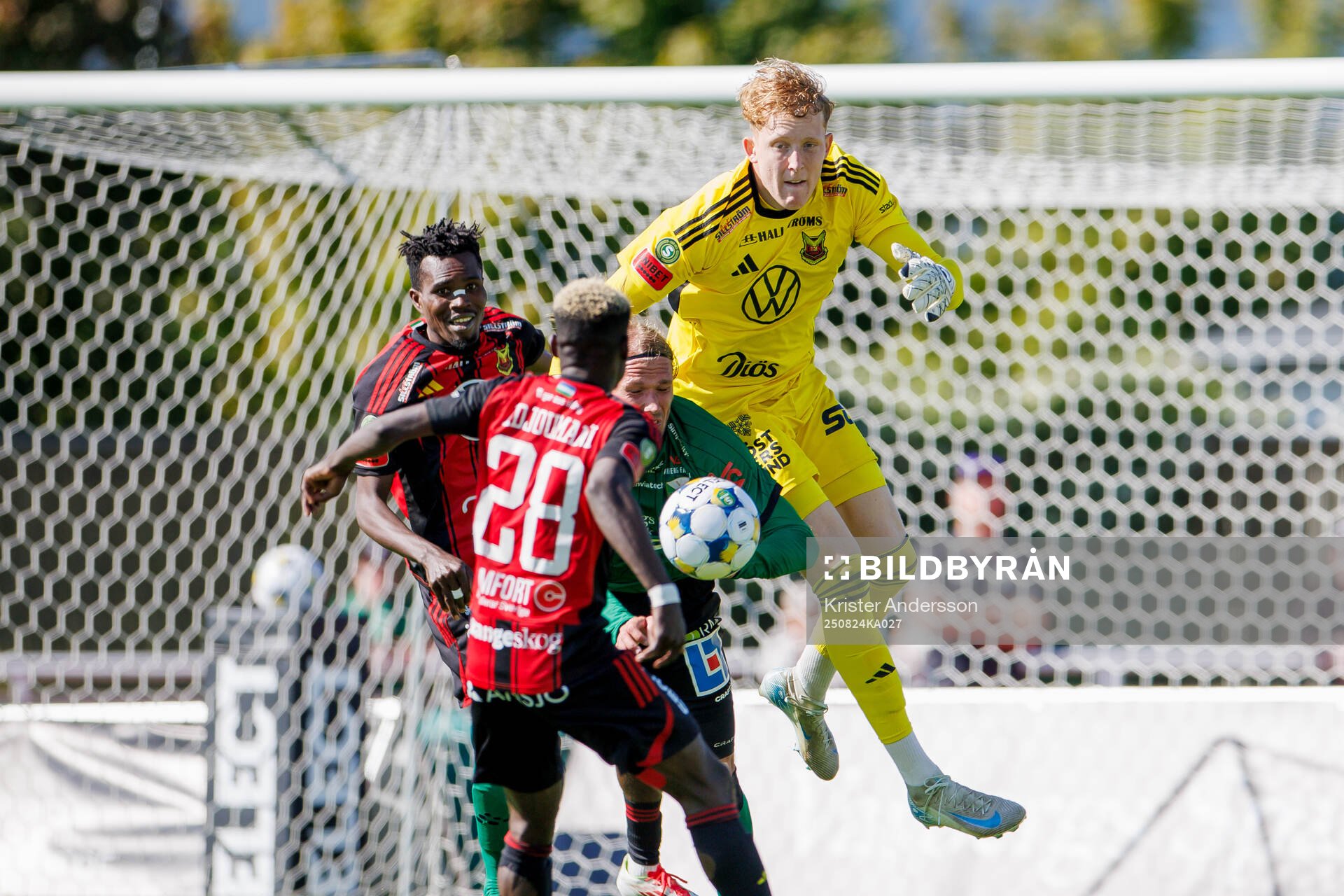 Östersunds målvakt Rasmus Forsell river ner Varbergs