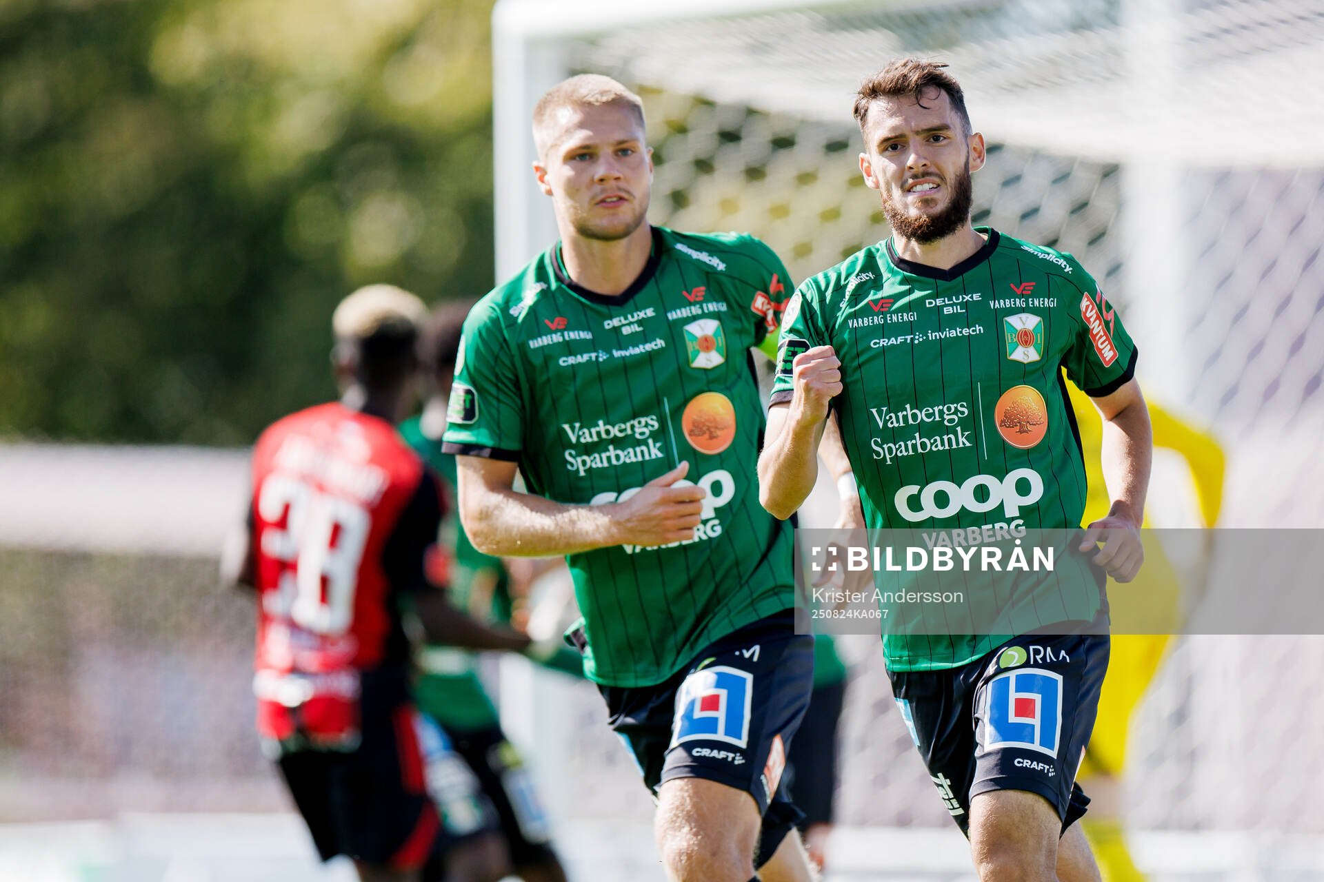 Varbergs Gustav Broman och Laorent Shabani jublar
