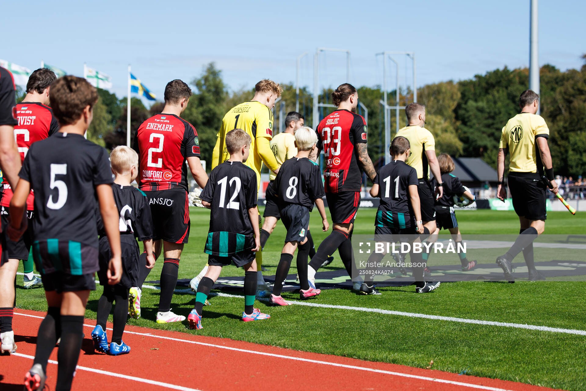 Spelarna kommer in på planen
