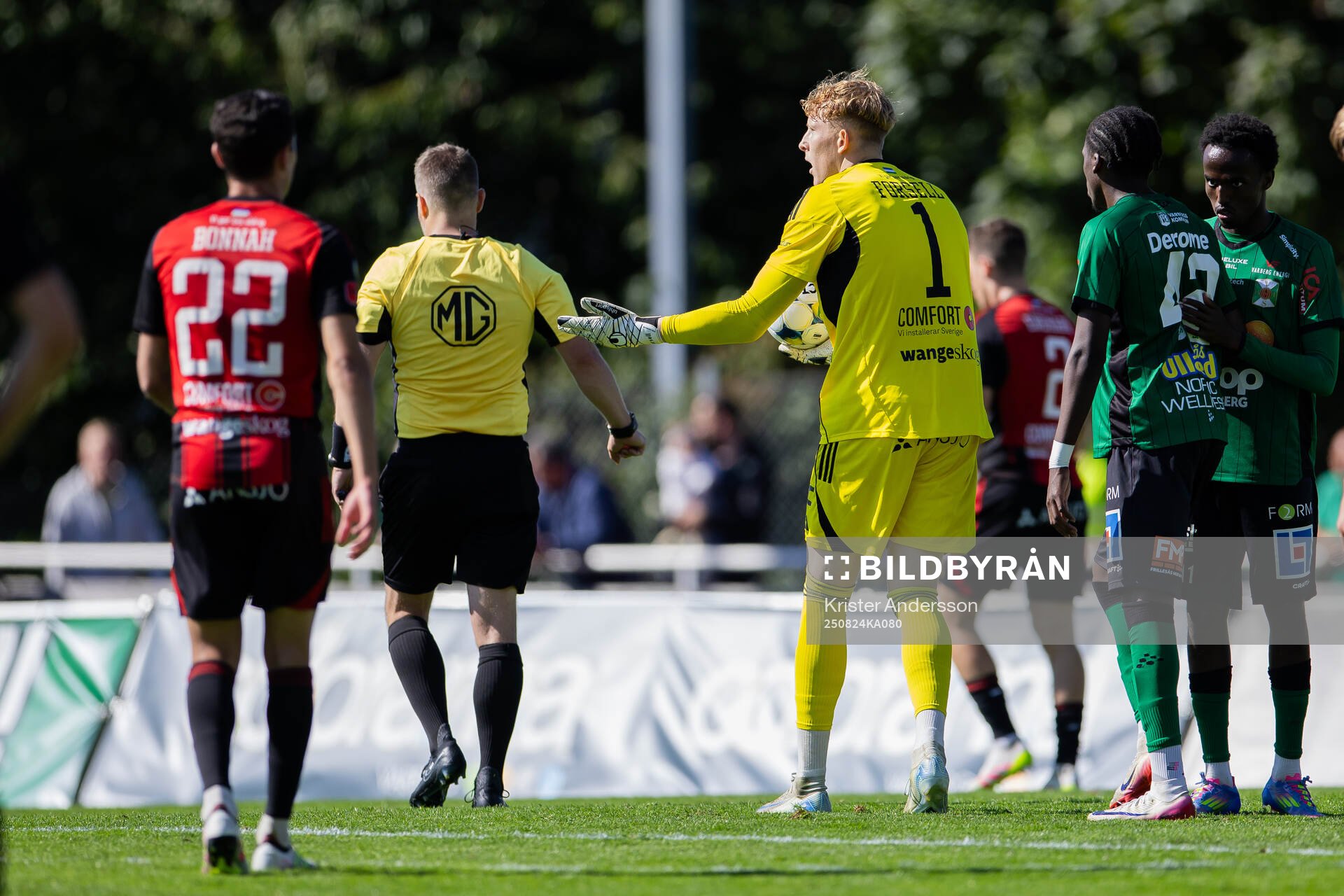 Östersunds målvakt Rasmus Forsell reagerar