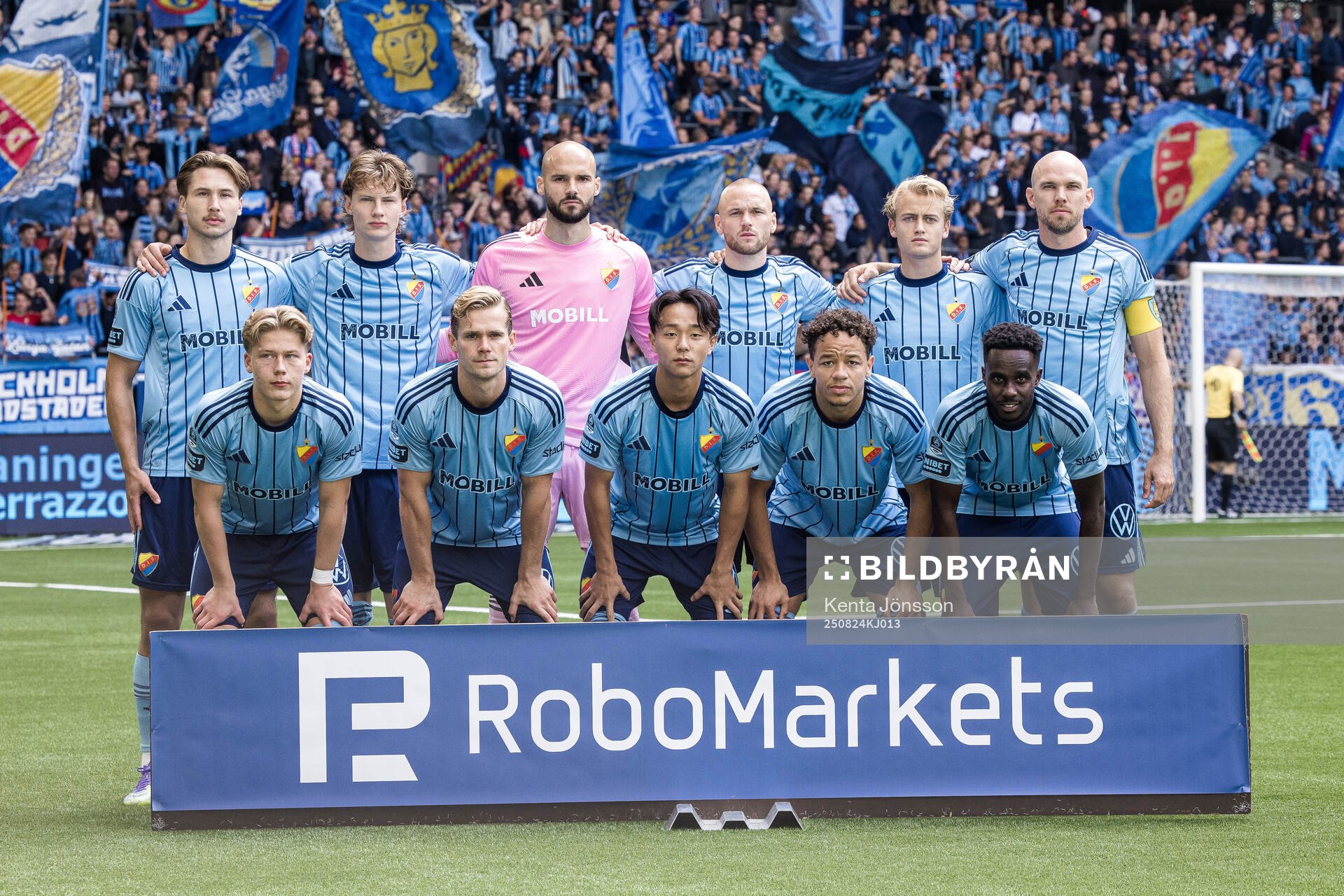 Djurgårdens startelva ställer upp för en lagbild