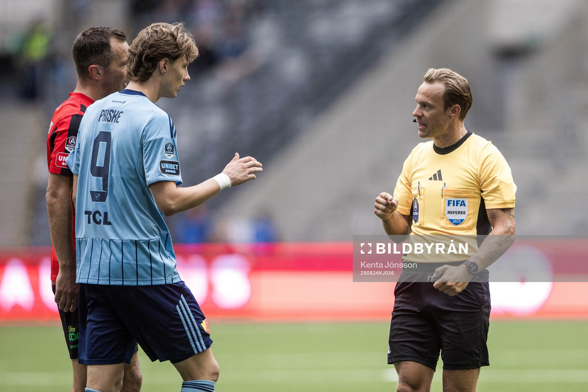 Djurgårdens August Priske Flyger i samtal med Domare