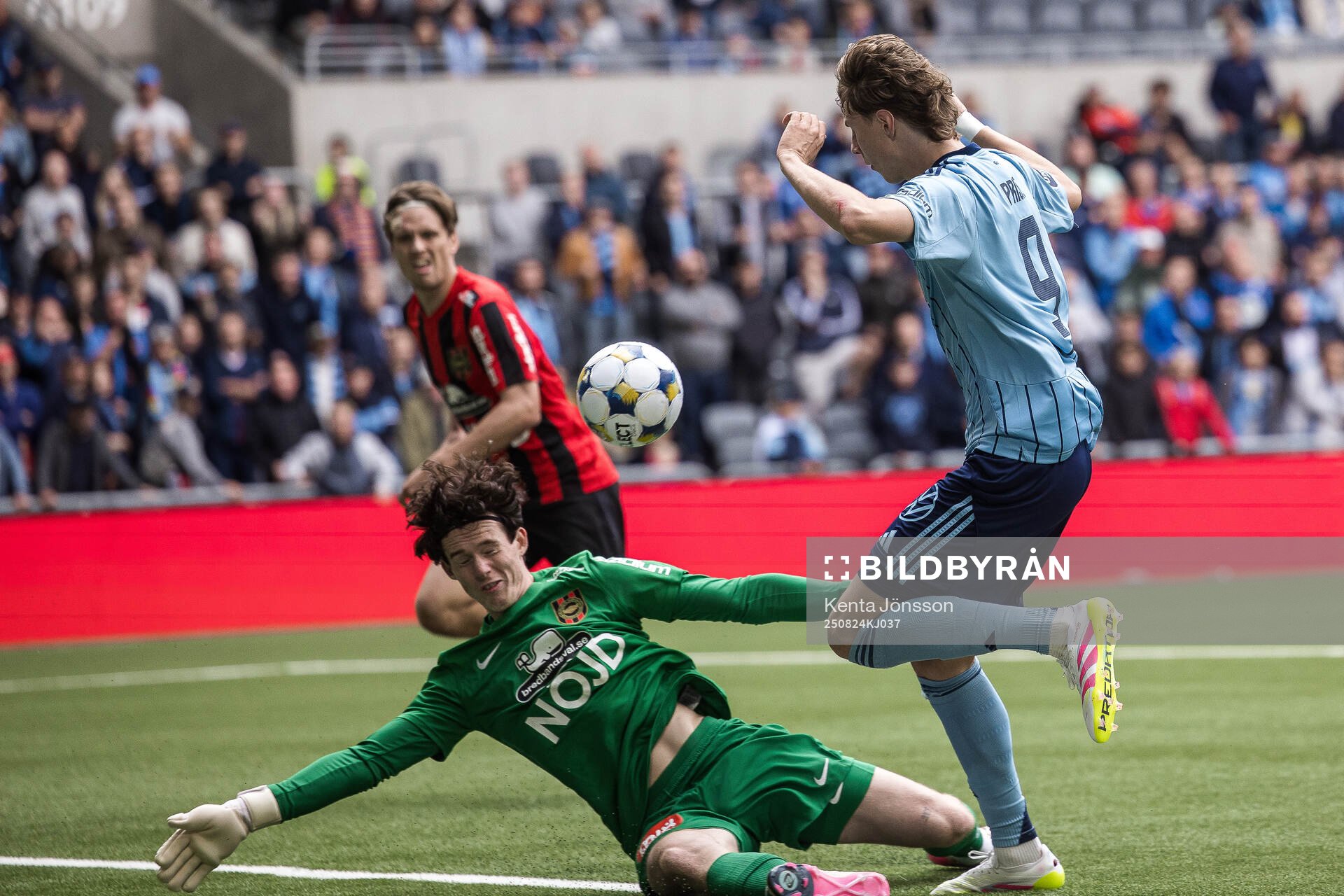 Brommapojkarnas målvakt Leo Cavallius och Djurgårdens