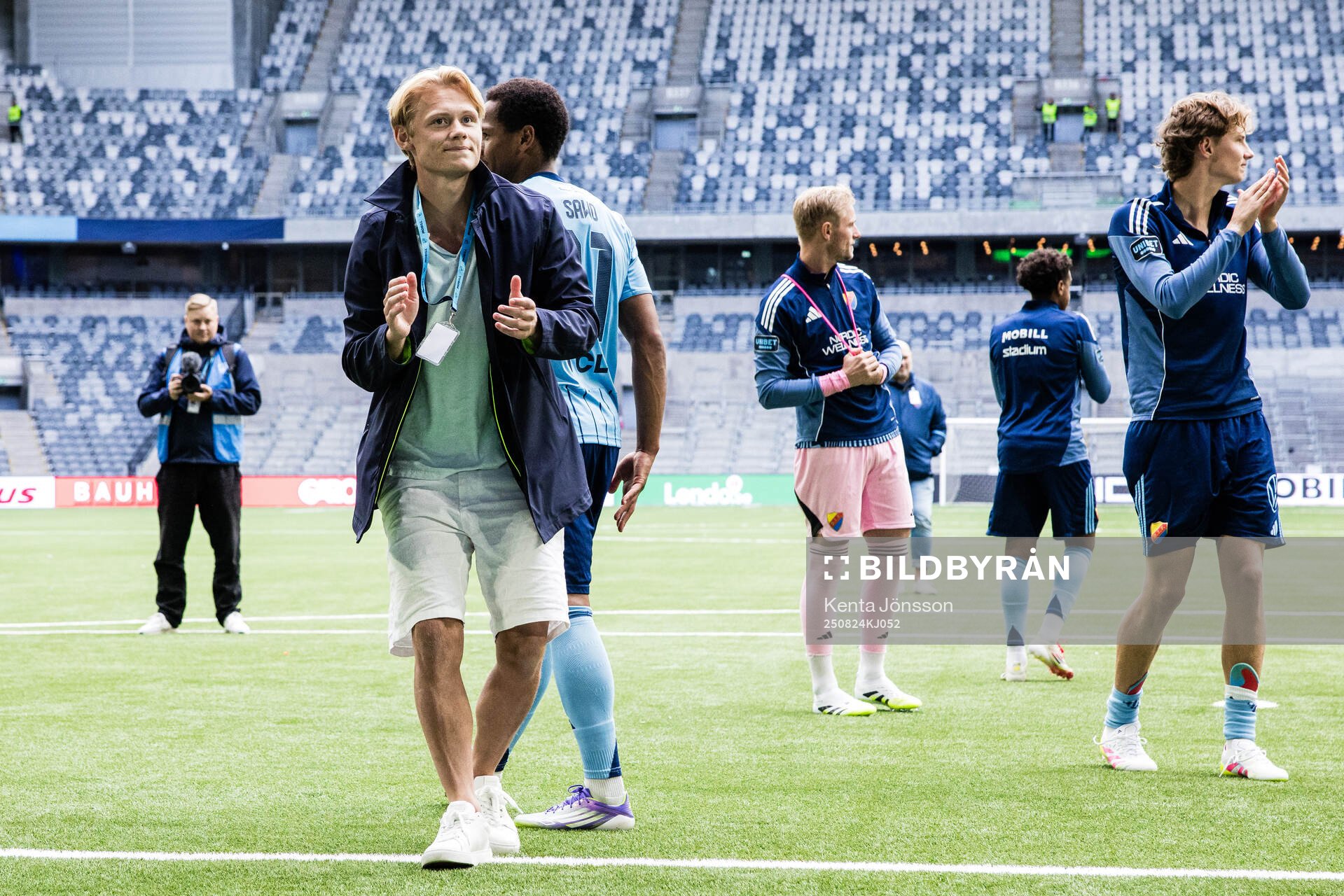 Djurgårdens Tobias Gulliksen applåderar publiken