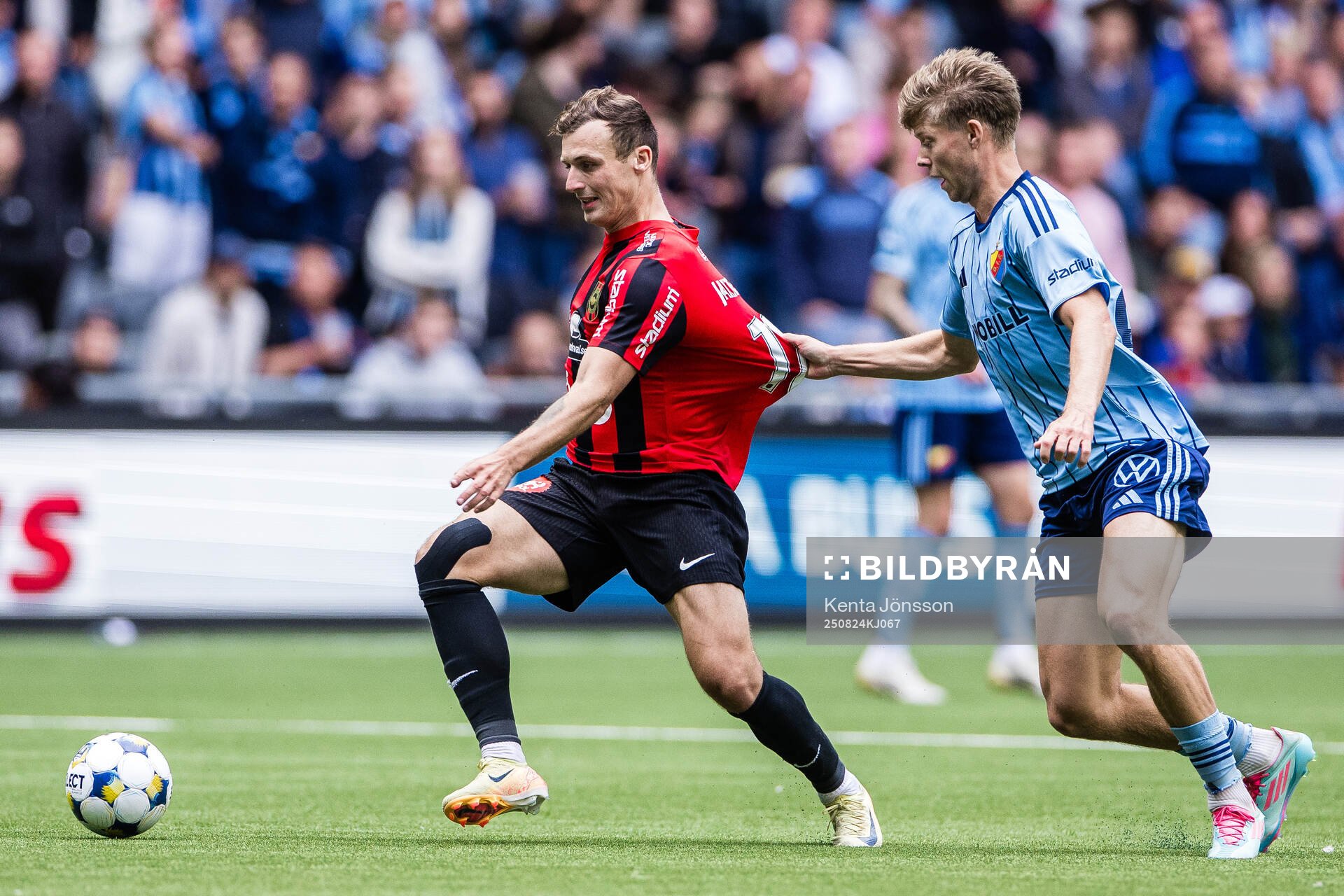Brommapojkarnas Adam Skanning Jakobsen och Djurgårdens