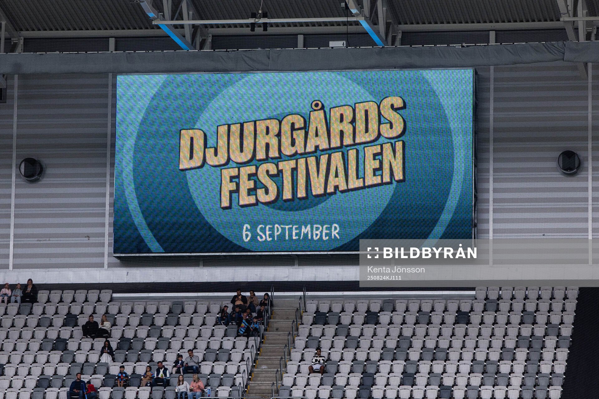 En ljusskylt annonserar om Djurgårdsfestivalen