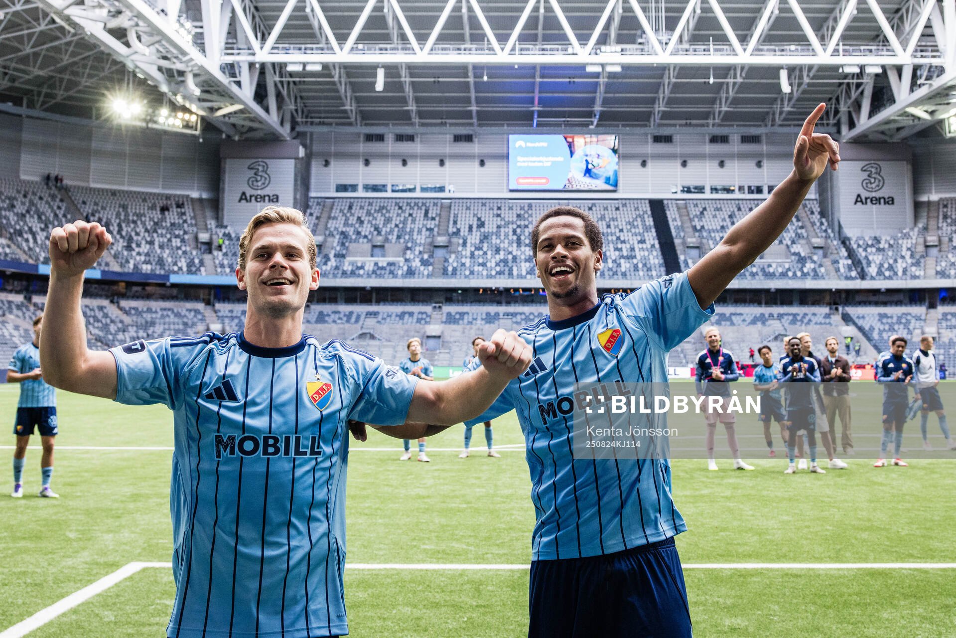 Djurgårdens Hampus Finndell och Zakaria Sawo jublar
