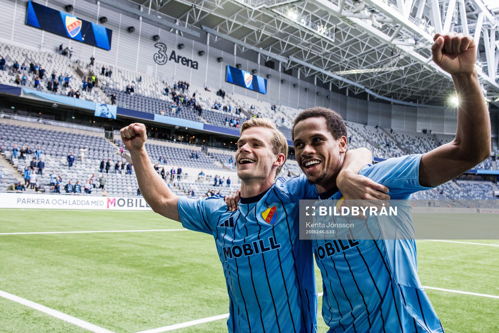 Djurgårdens Hampus Finndell och Zakaria Sawo jublar