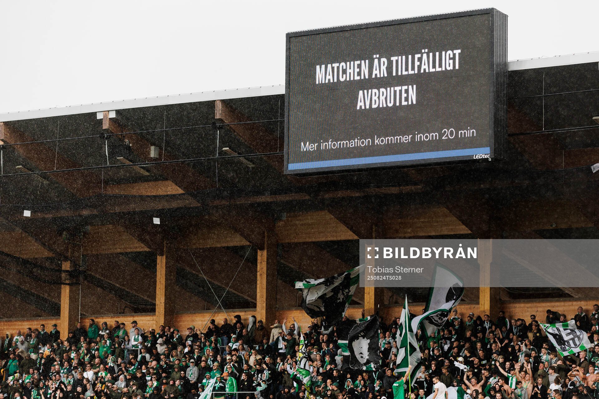Skylt som meddelar att matchen tillfälligt är avbruten