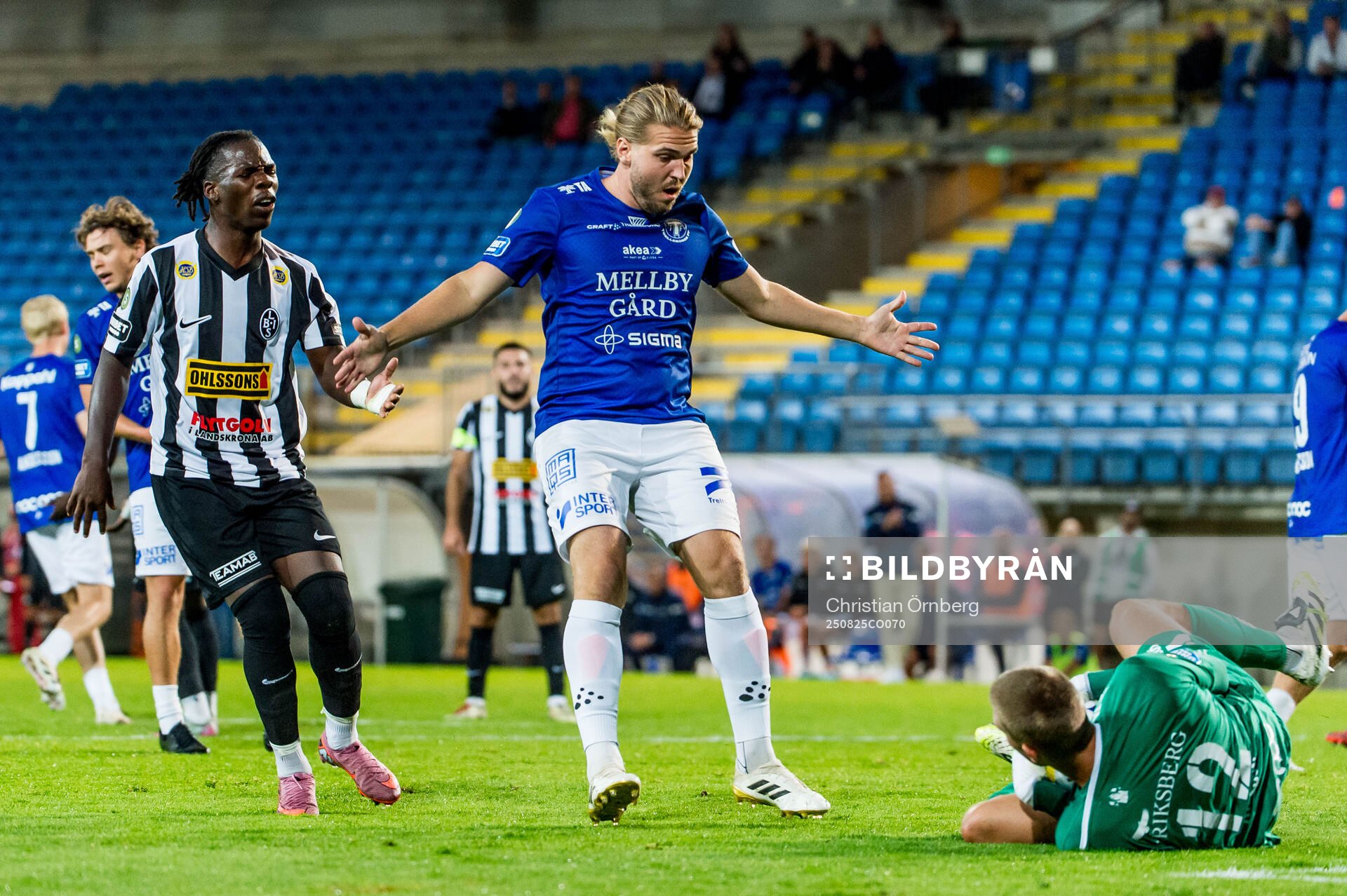 Landskronas Xavier Odhiambo och Trelleborgs Charlie Weberg