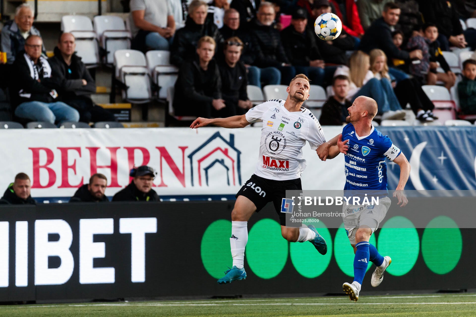 Örebros Erik Andersson och Umeå FCs Stefan Lindmark