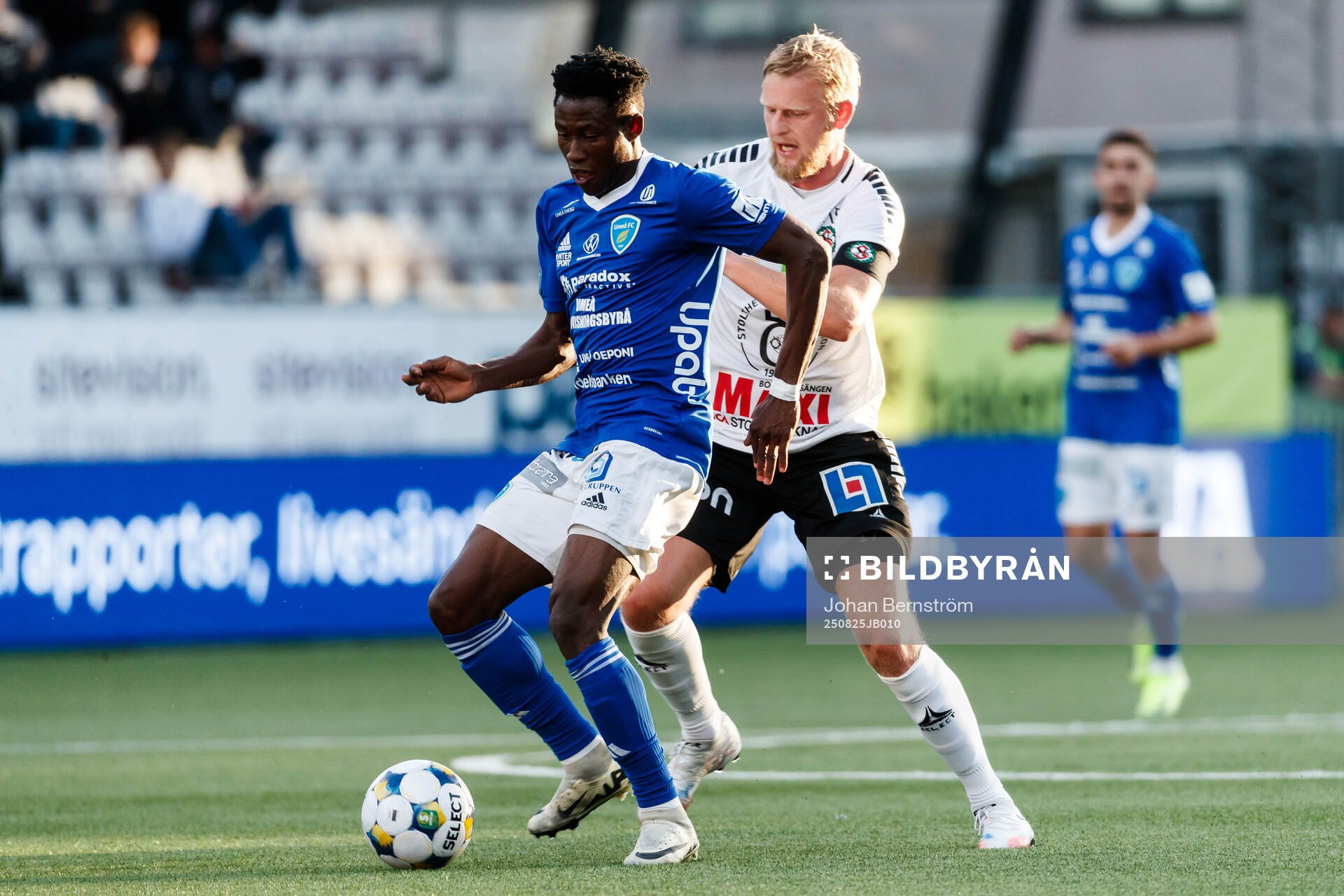 Umeå FCs Yiriyon Gideon Yaw och Örebros Karl Holmberg