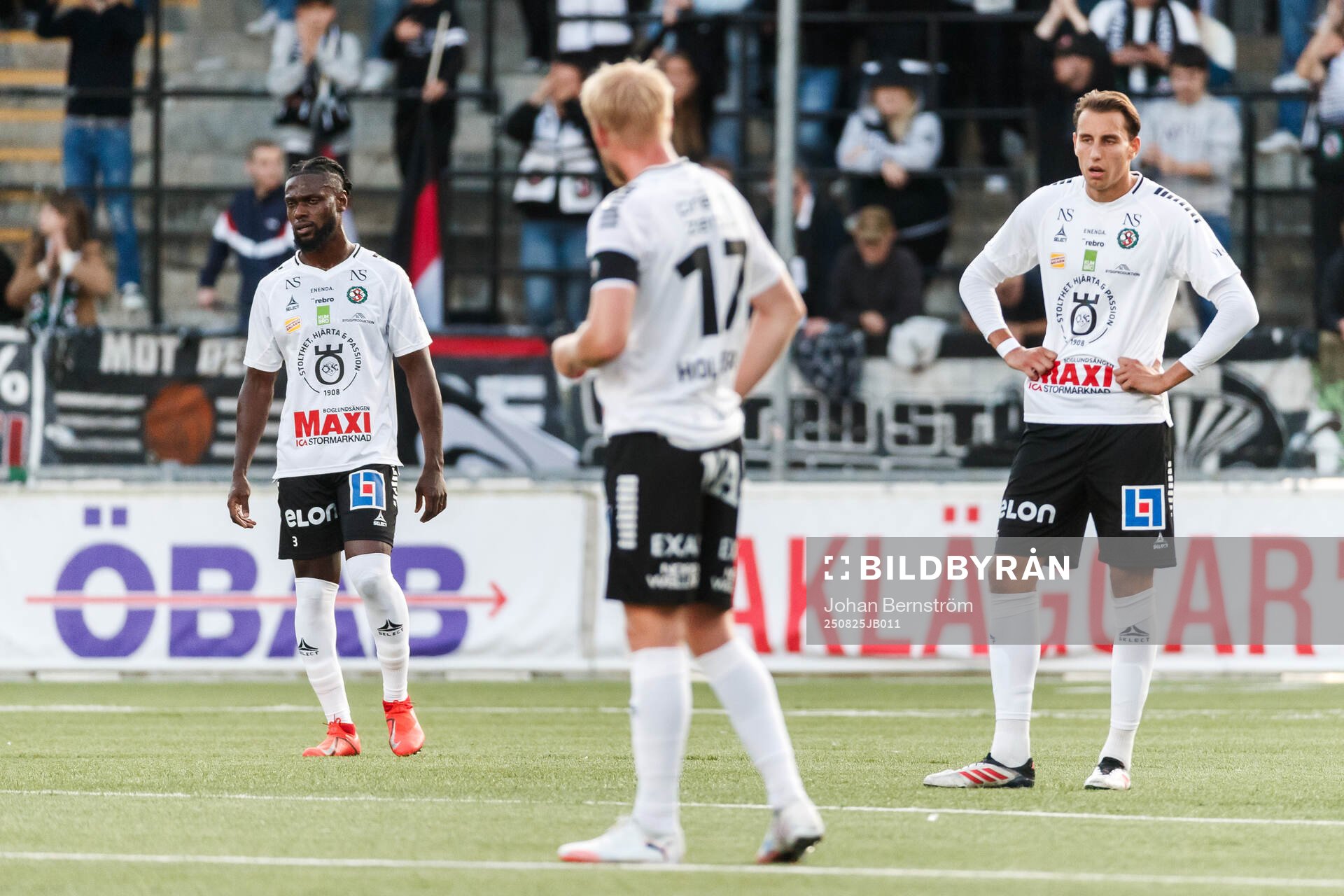 Örebros Joseph Baffoe och Melvin Bajrovic deppar
