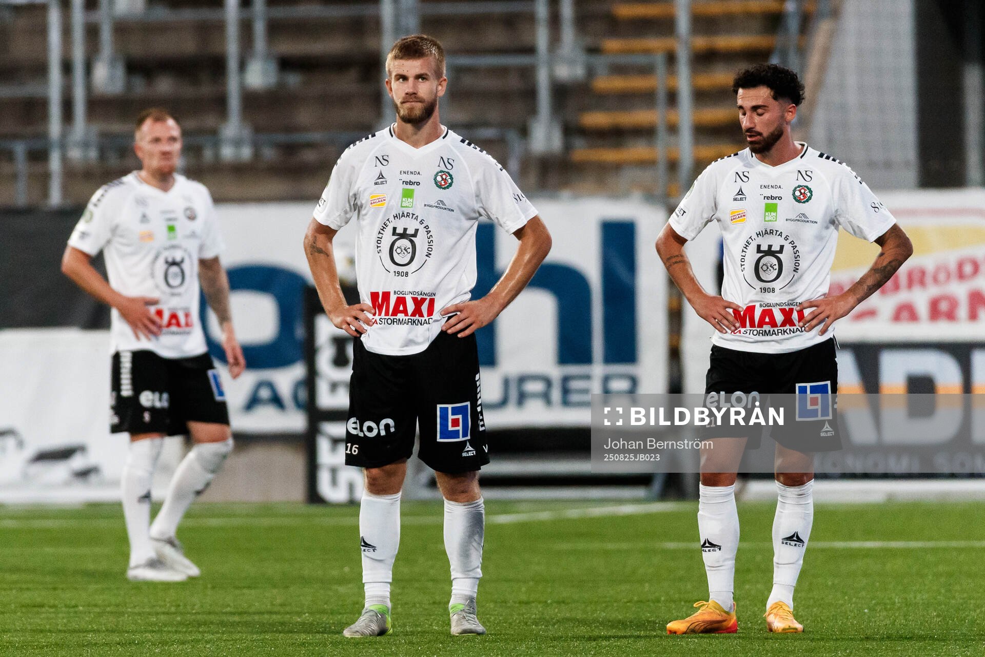 Örebros Hampus Söderström och Örebros Simon Amin deppar