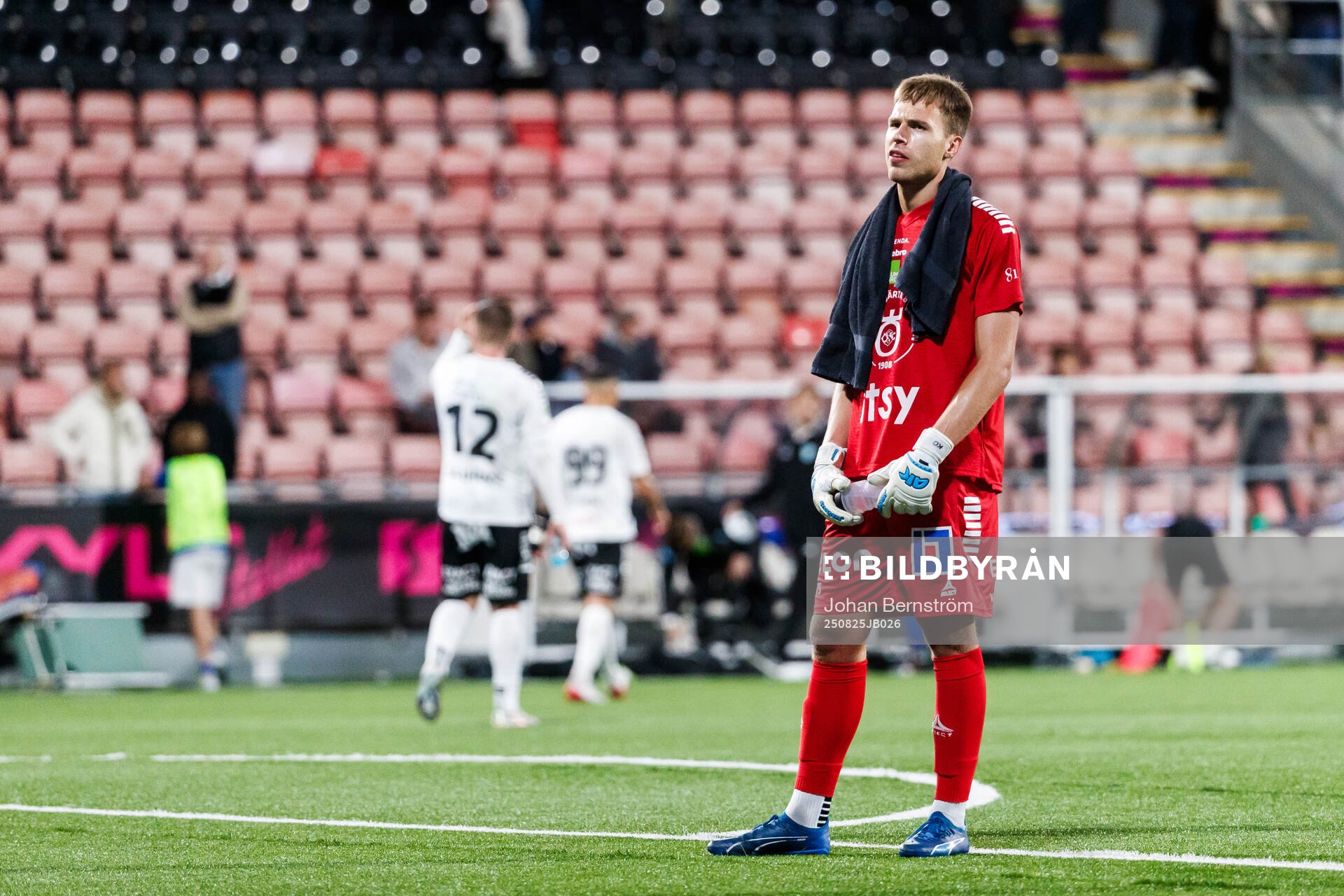 Örebros målvakt Jakub Ojrzynski deppar