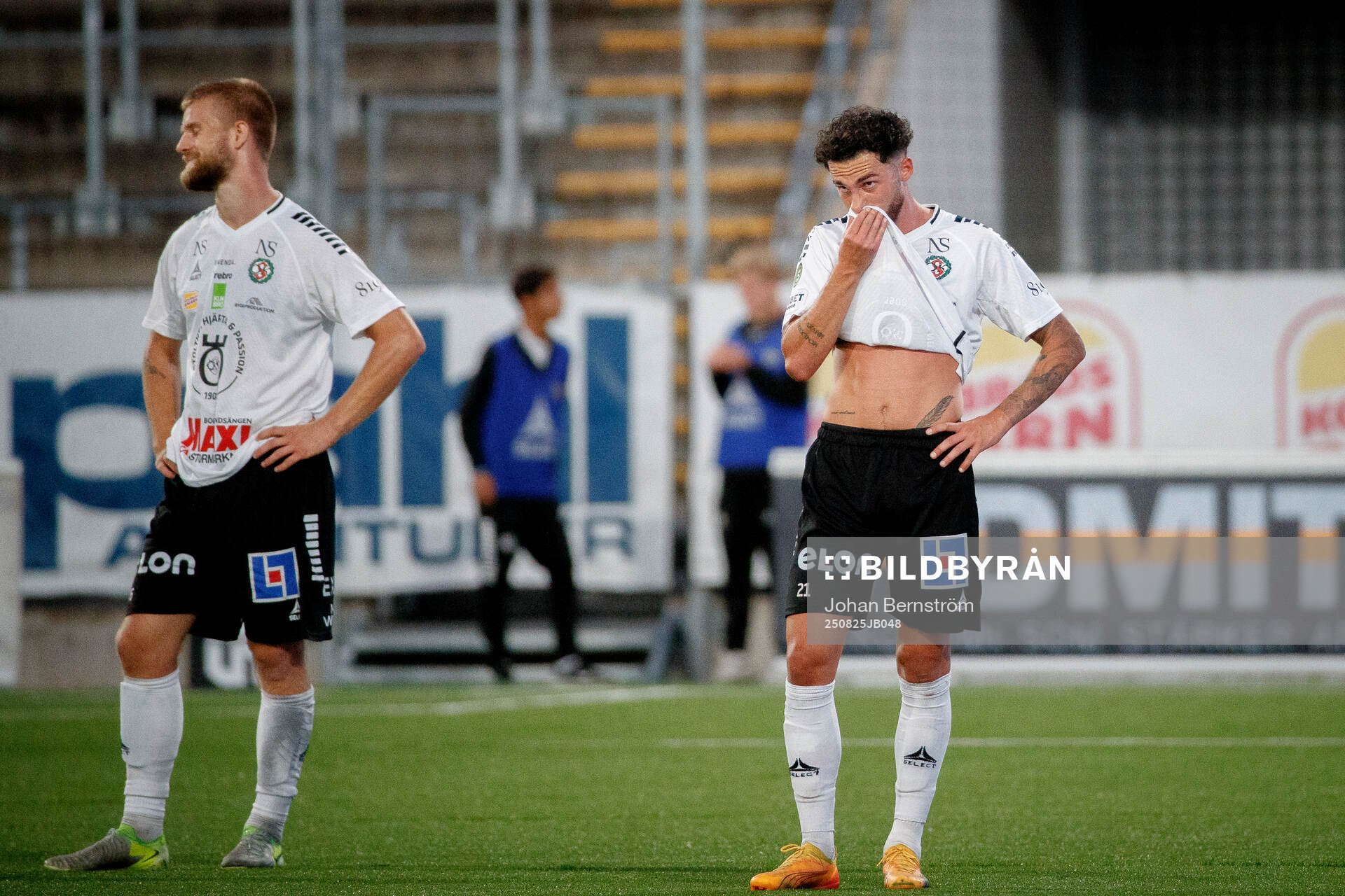 Örebros Simon Amin deppar fotbollsmatchen i Superettan