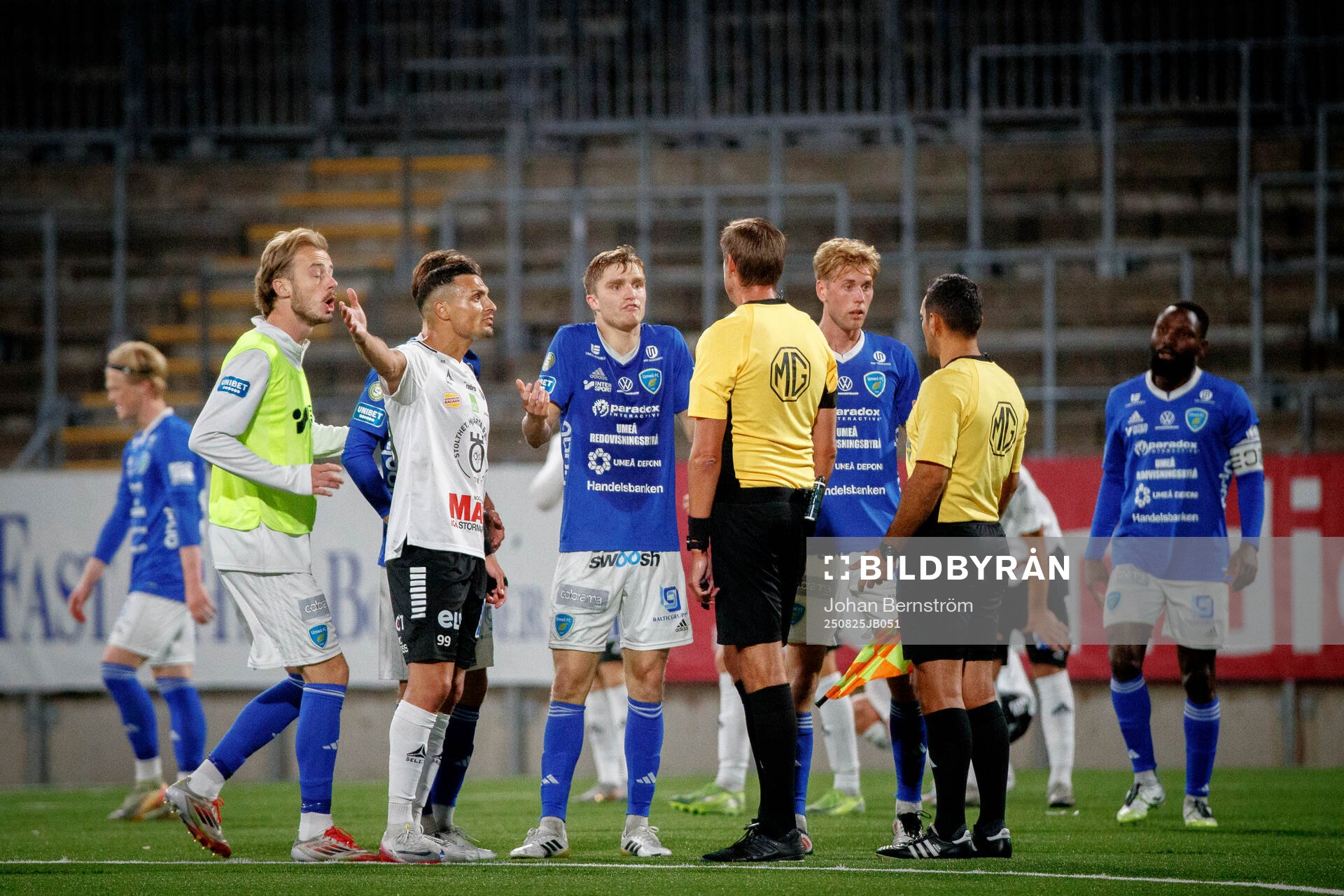 Spelarna missnöjda med att domaren blåste av matchen