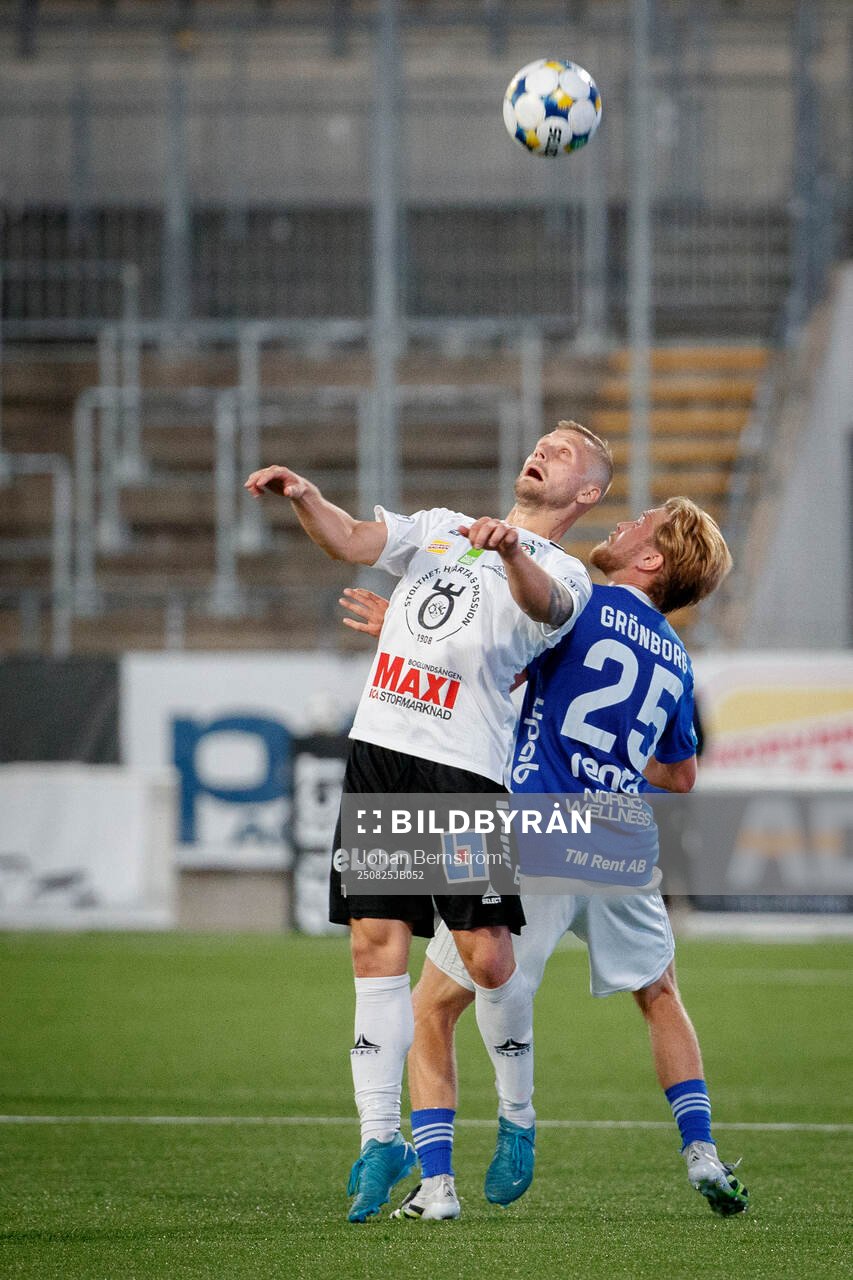 Örebros Erik Andersson och Umeå FCs Teo Grönborg