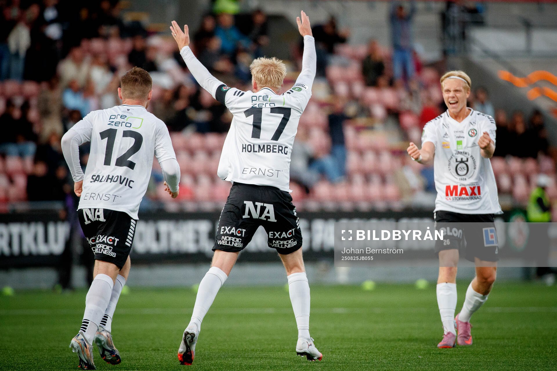 Örebros Karl Holmberg gör 1-1 och jublar med Dino