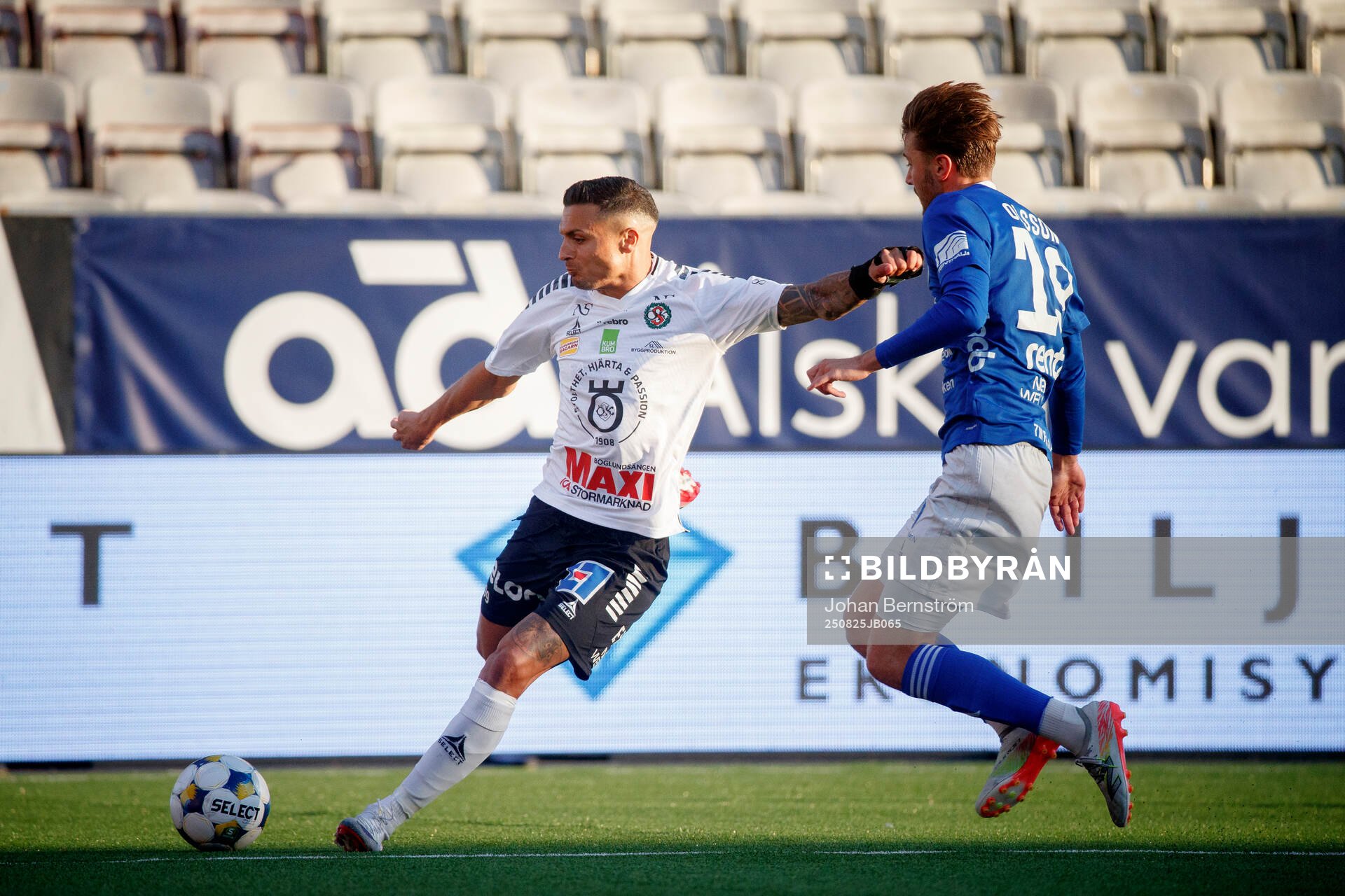 Örebros Ahmed Yasin och Umeå FCs Yiriyon Gideon Yaw