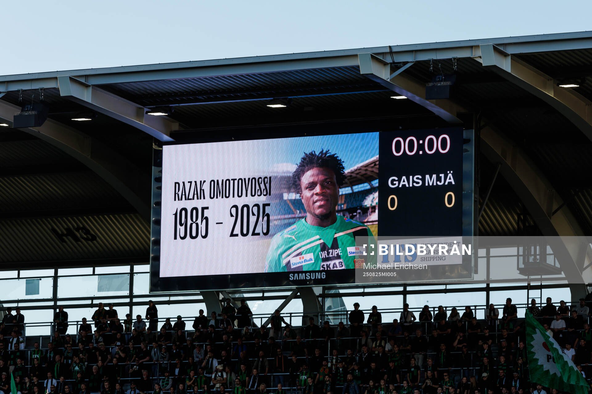 Razak Omotoyossi hedras med en tyst minut