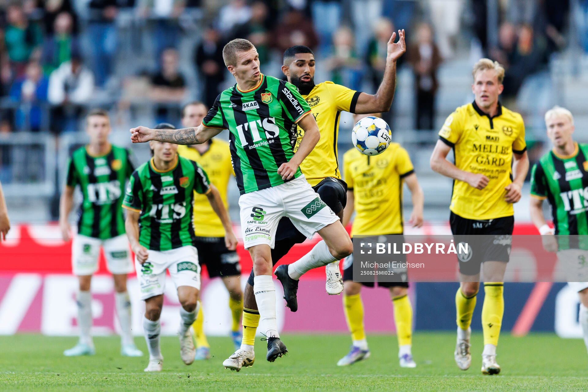 GAIS Lucas Hedlund och Mjällbys Abdullah Iqbal