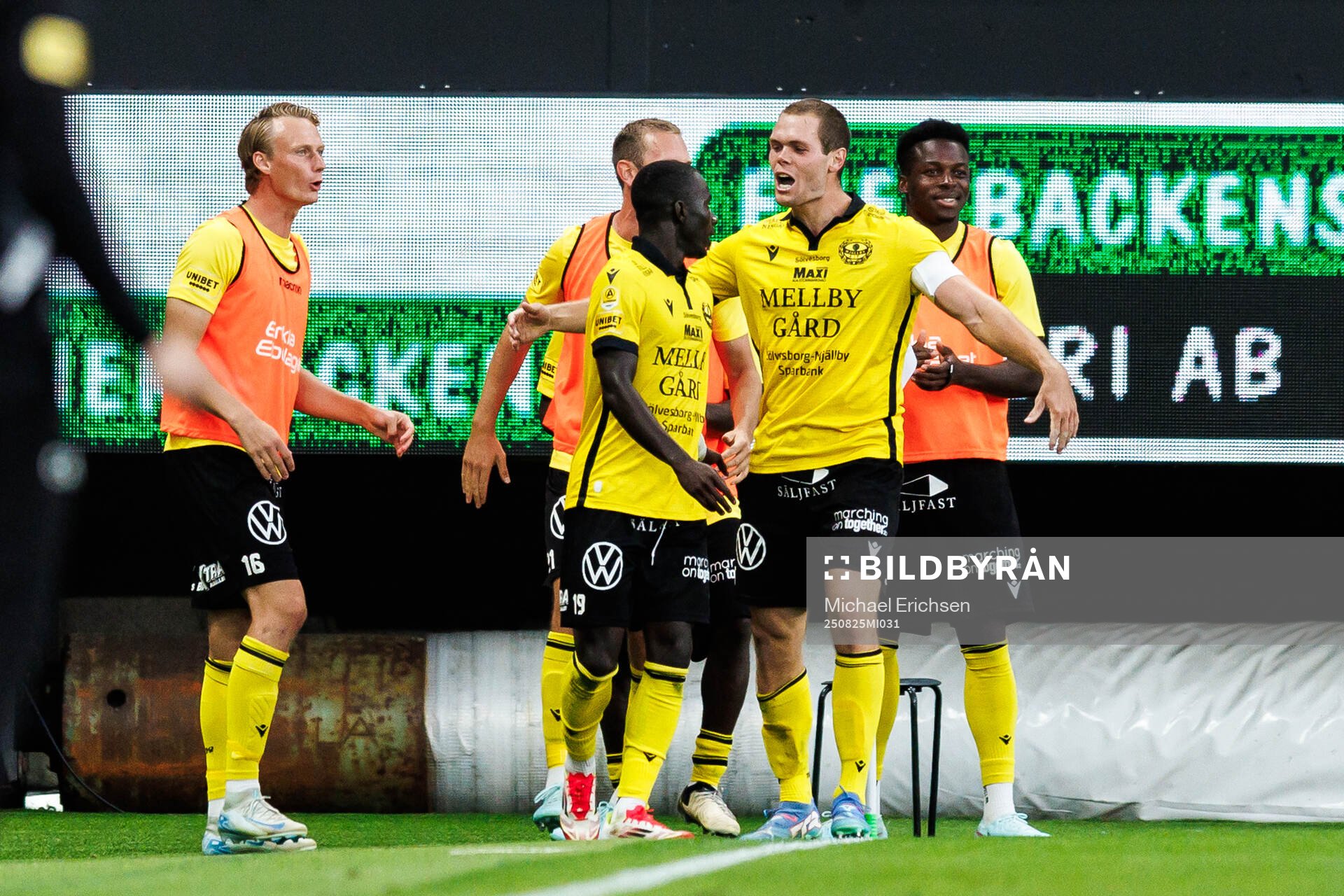 Mjällbys Abdoulie Manneh och Jacob Bergström  jublar
