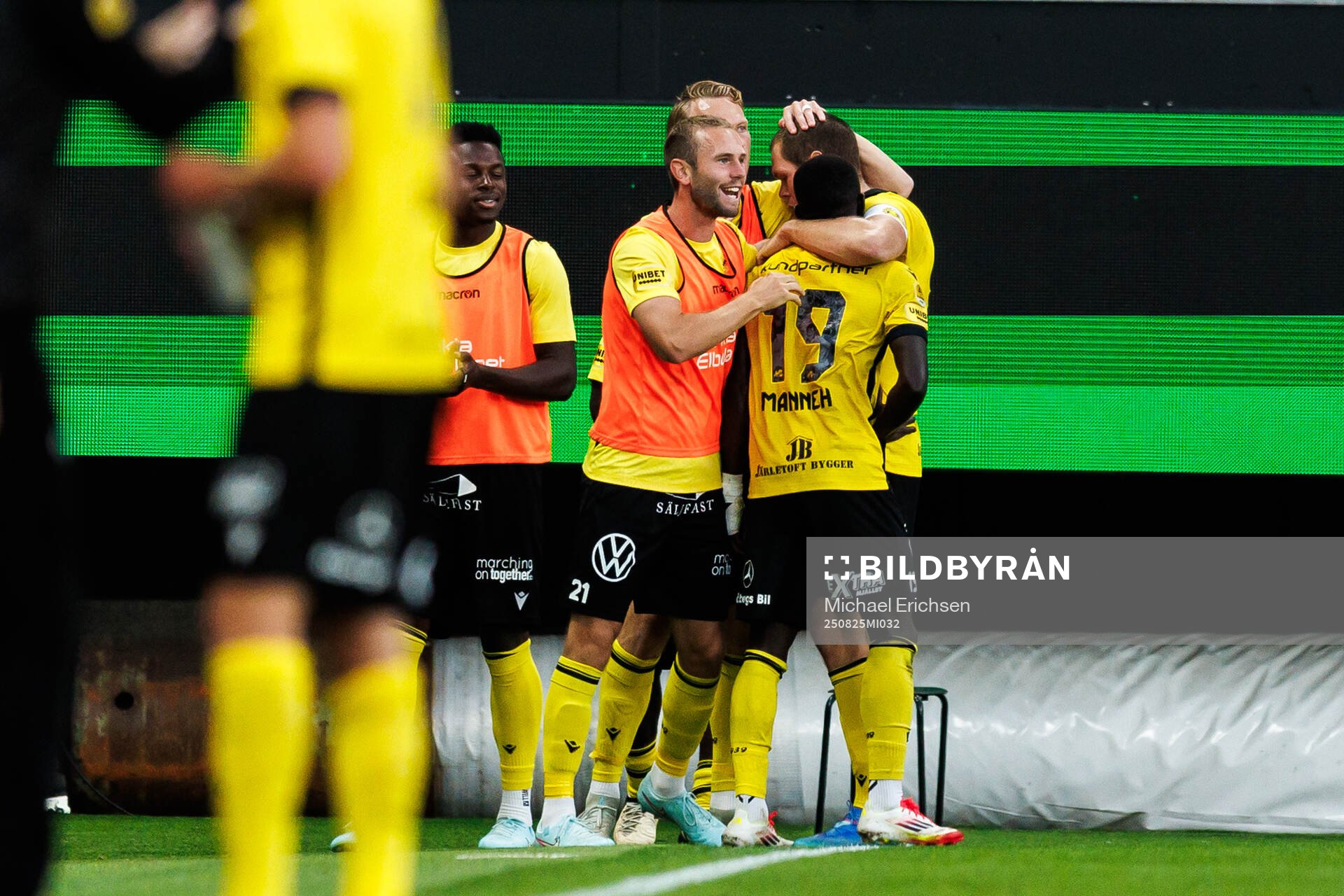 Mjällbys Abdoulie Manneh jublar med lagkamrater
