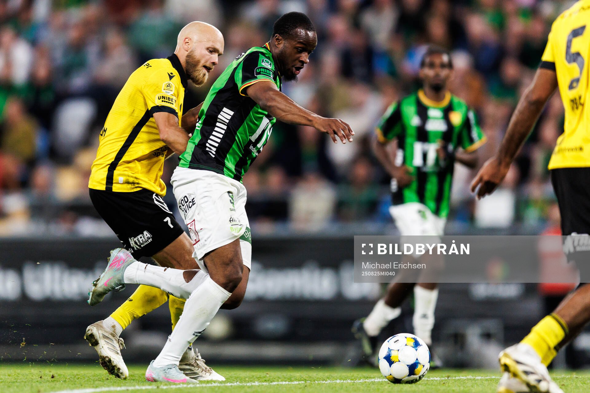 Mjällbys Viktor Gustafson och GAIS Shalom Ekong