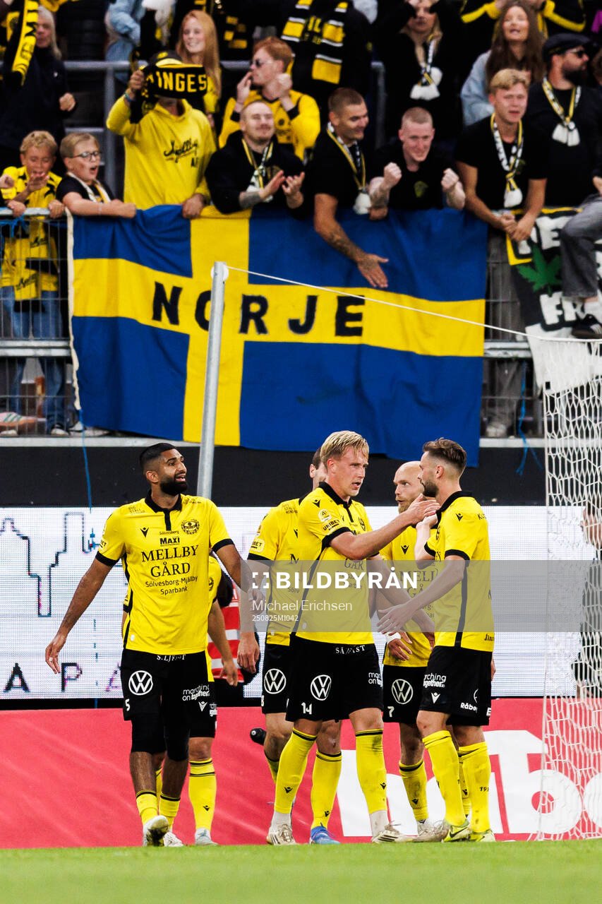Mjällbys Herman Johansson jublar