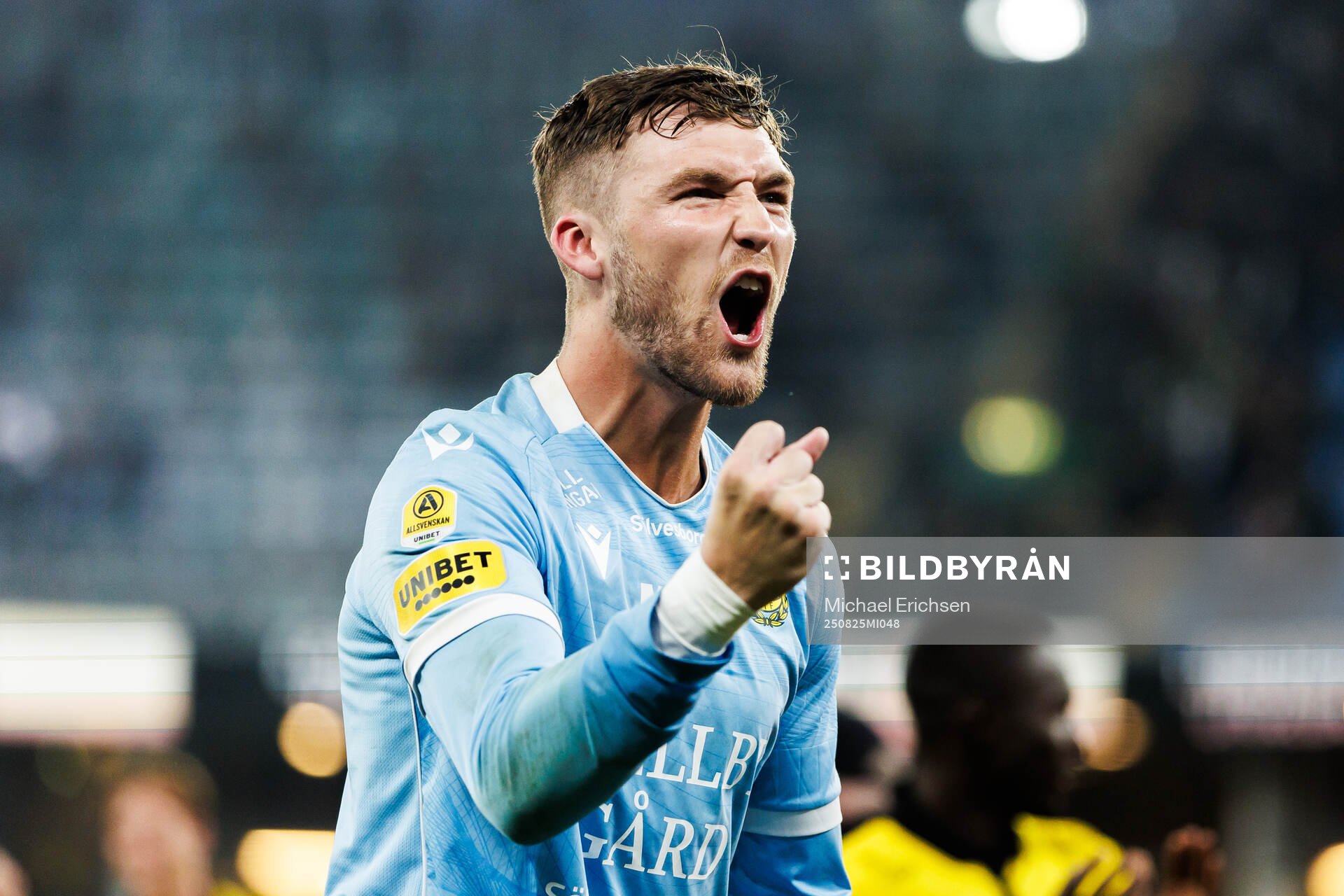 Mjällbys målvakt Noel Törnqvist jublar