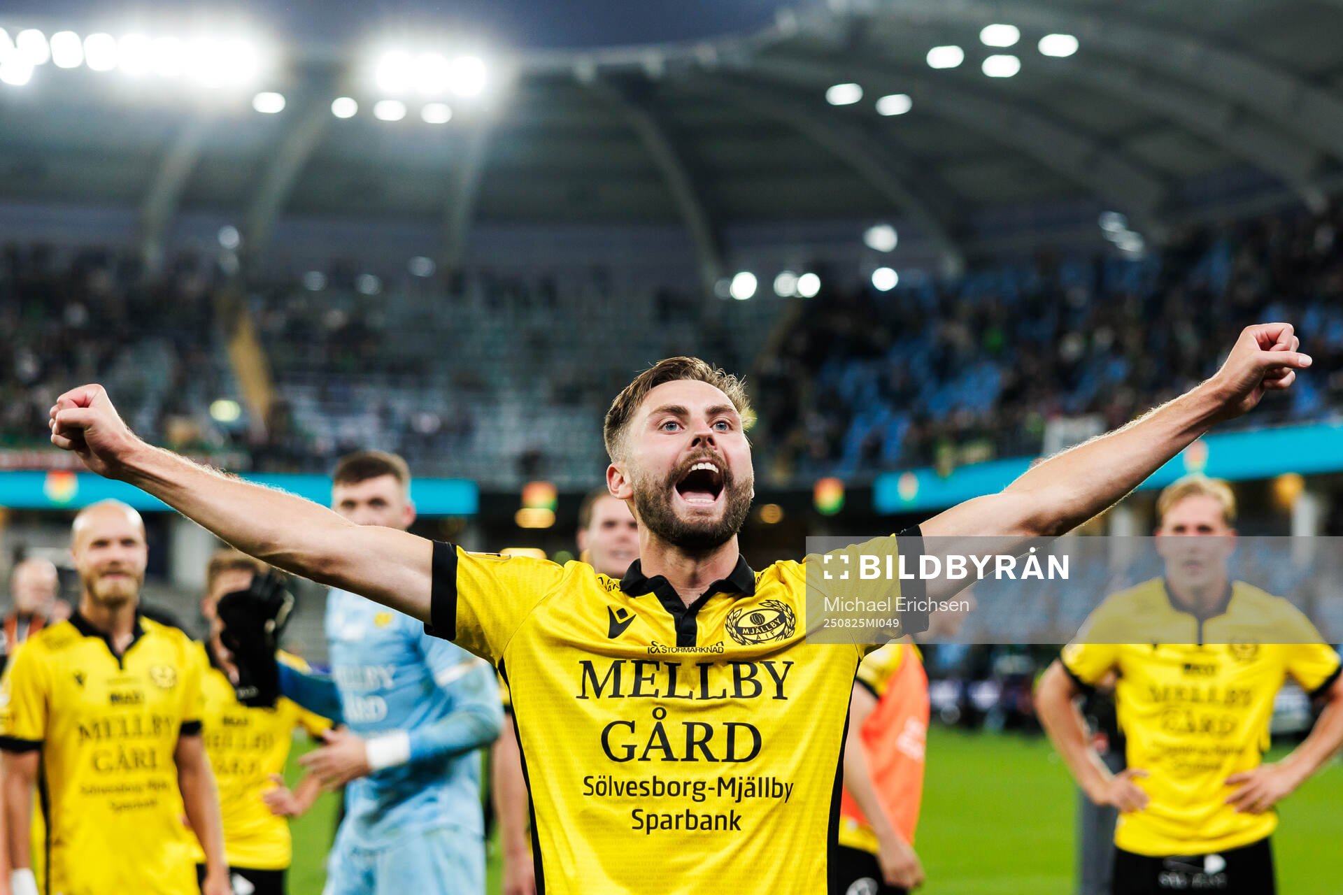 Mjällbys Axel Norén jublar
